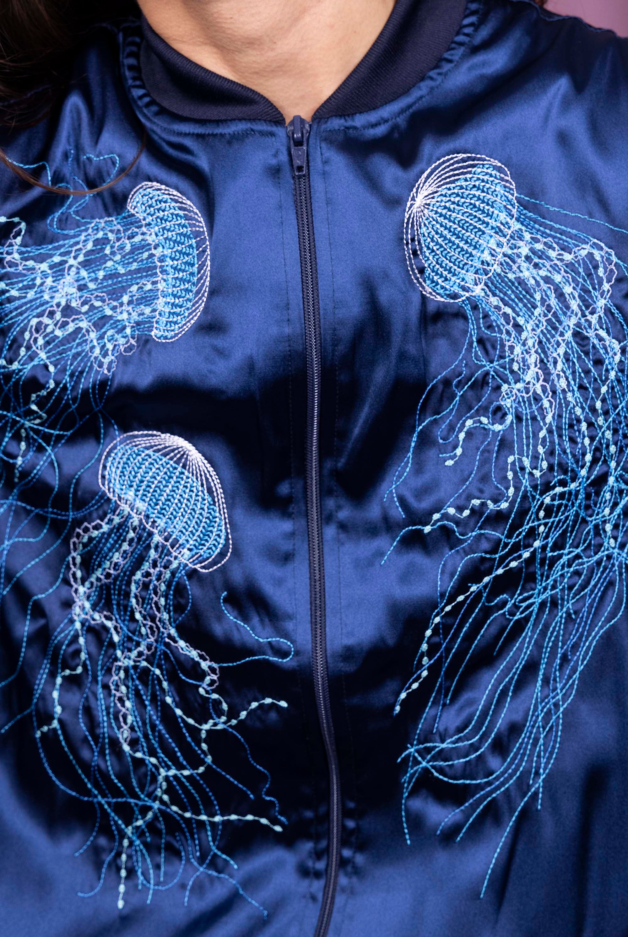 Blouson Paraguas Medusas Bleu Marine grand incontournable du vestiaire féminin, la veste fait toute la tenue