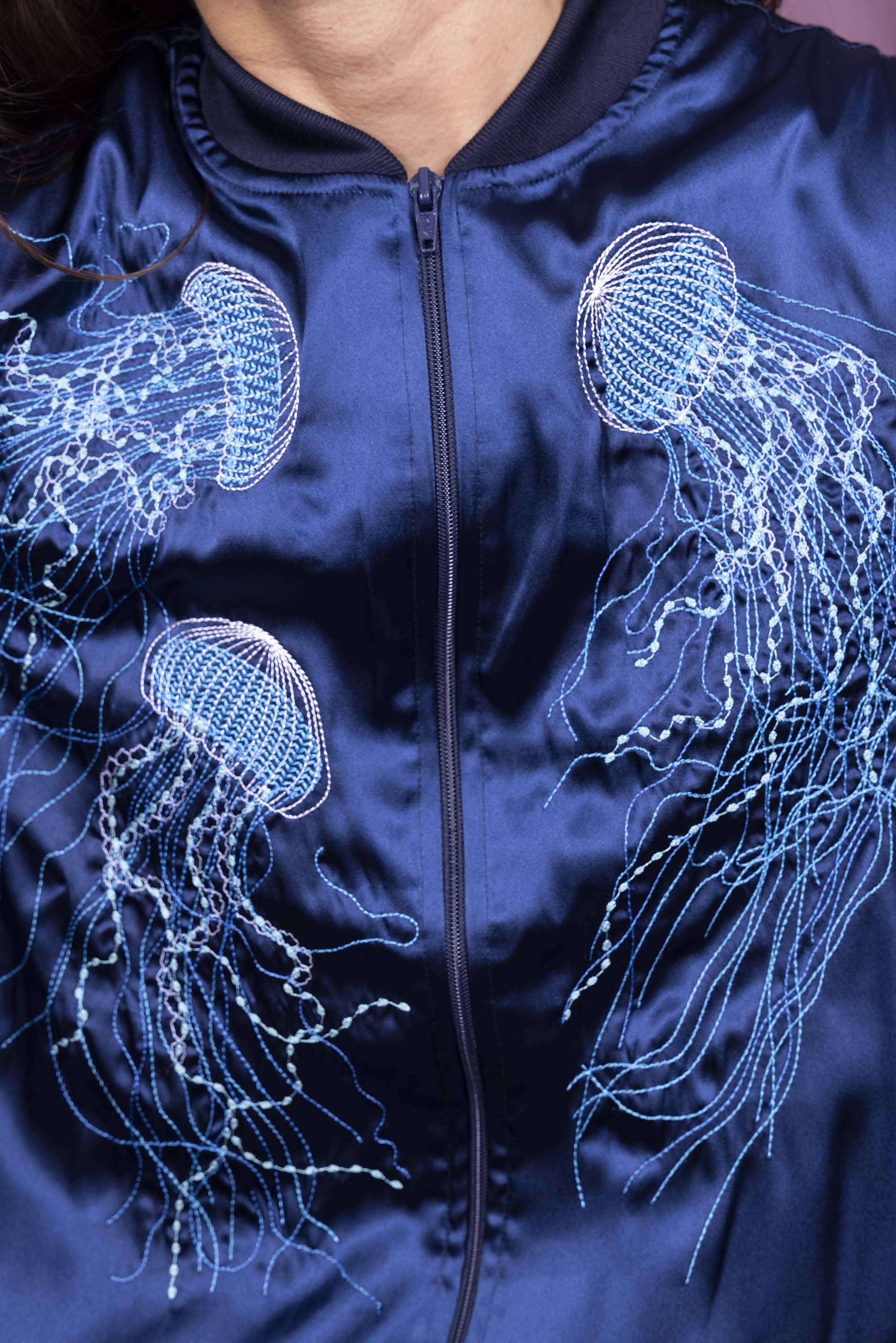 Blouson Paraguas Medusas Bleu Marine grand incontournable du vestiaire féminin, la veste fait toute la tenue