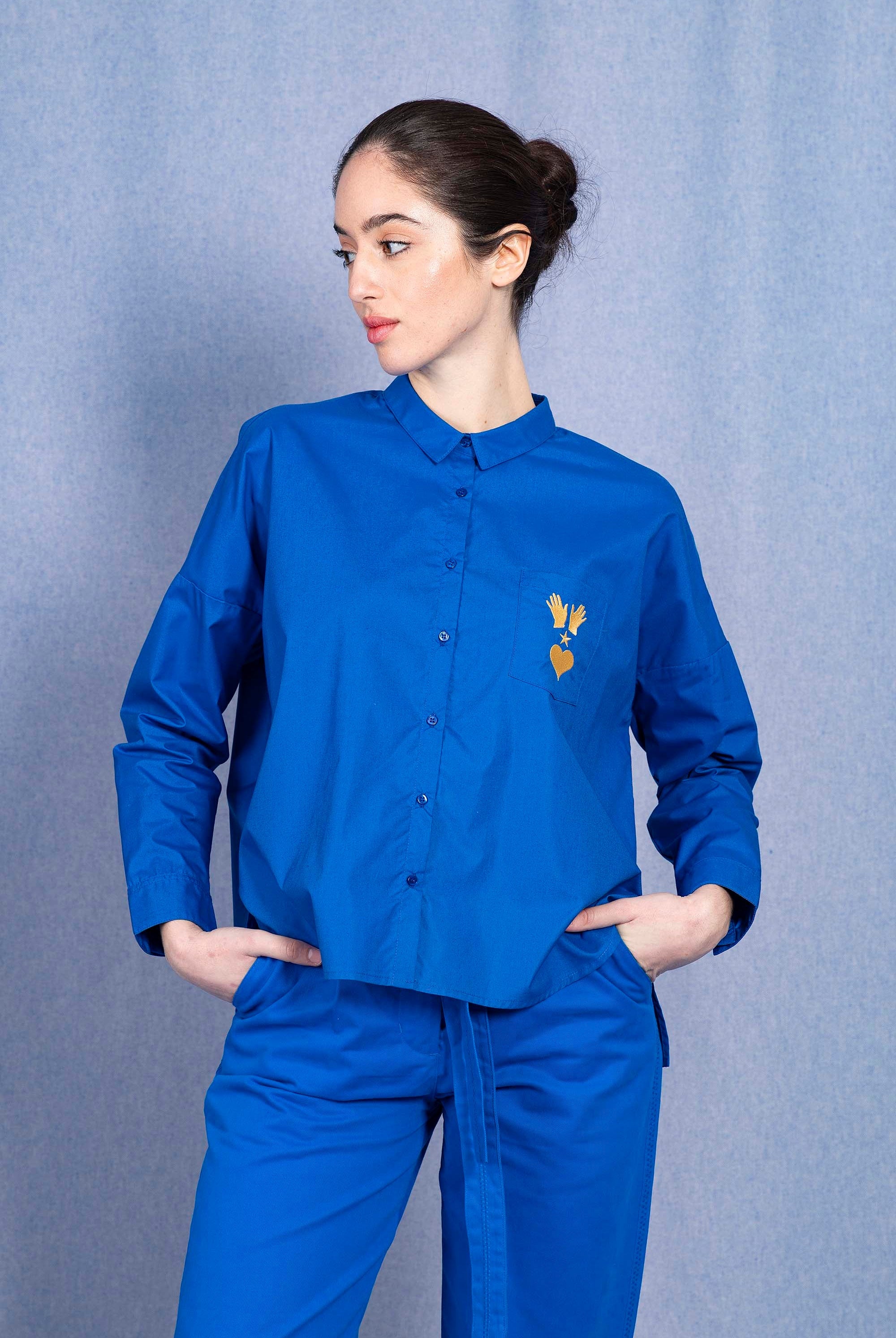 Chemise Alanis Bleu classique intemporelle, la chemise dessine la silhouette