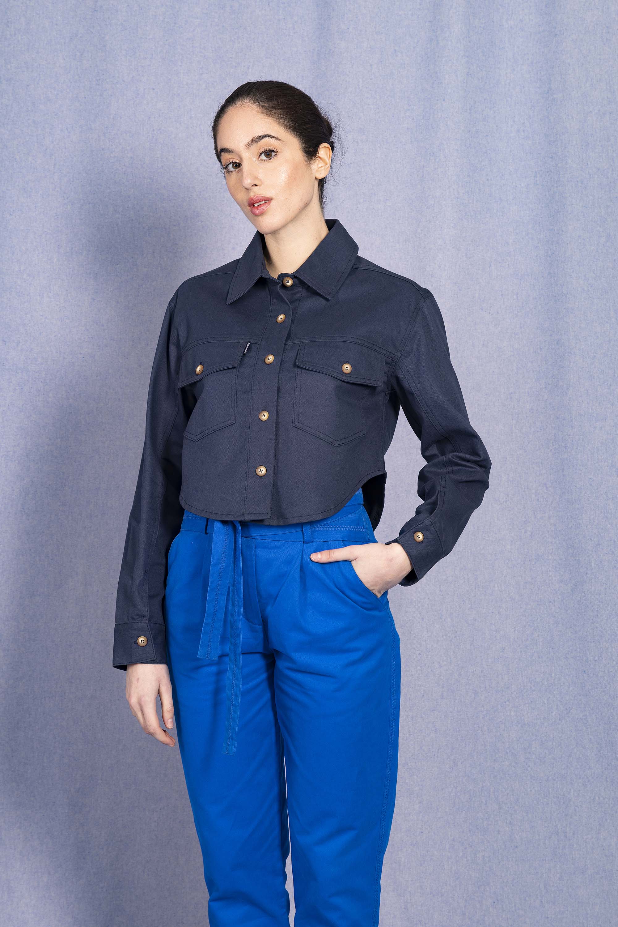 Chemise Arlet Bleu Marine aura de la silhouette tient dans le détail de nos chemises femme