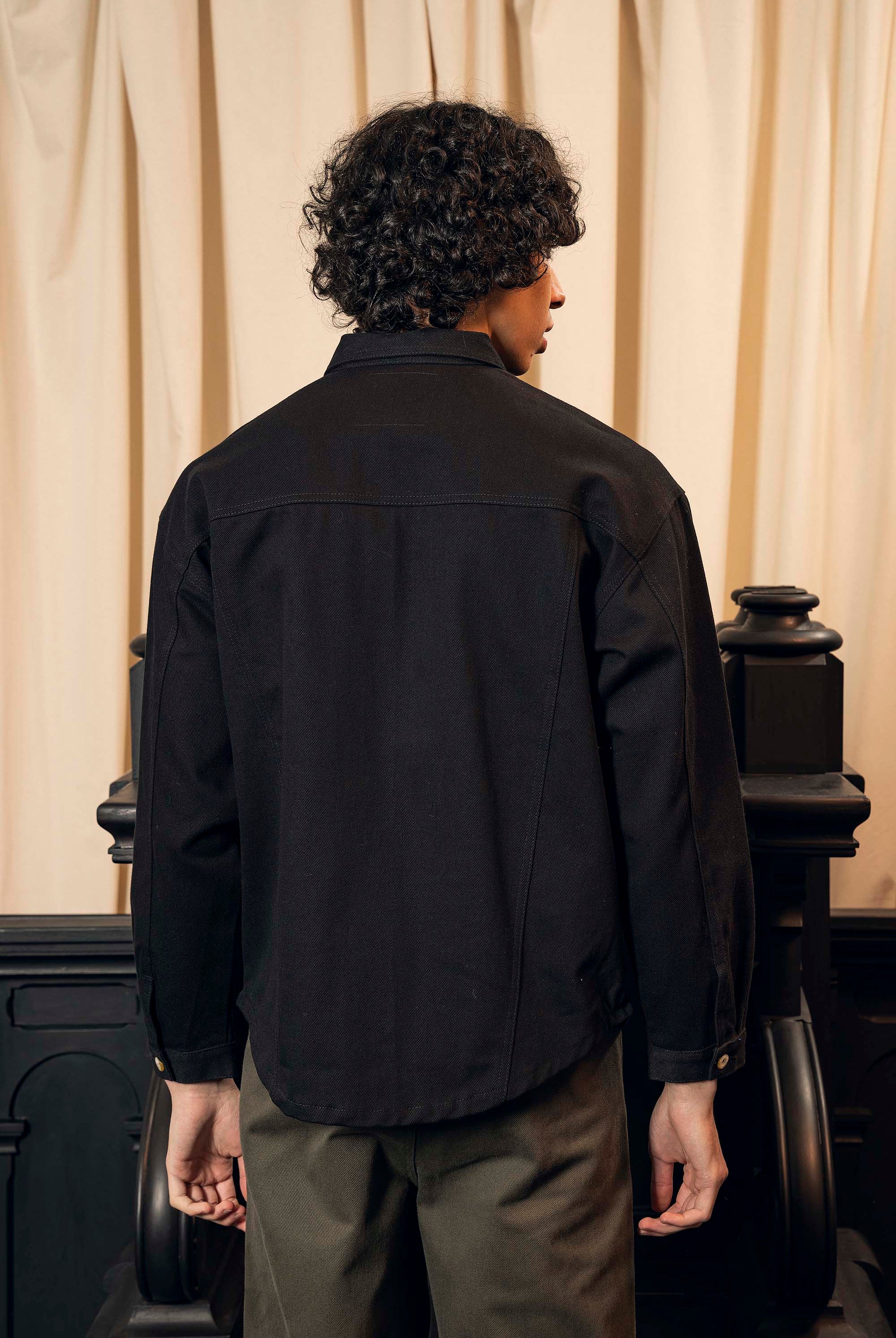 Chemise Attis Noir chemise à l'esprit classique, simple et élégant
