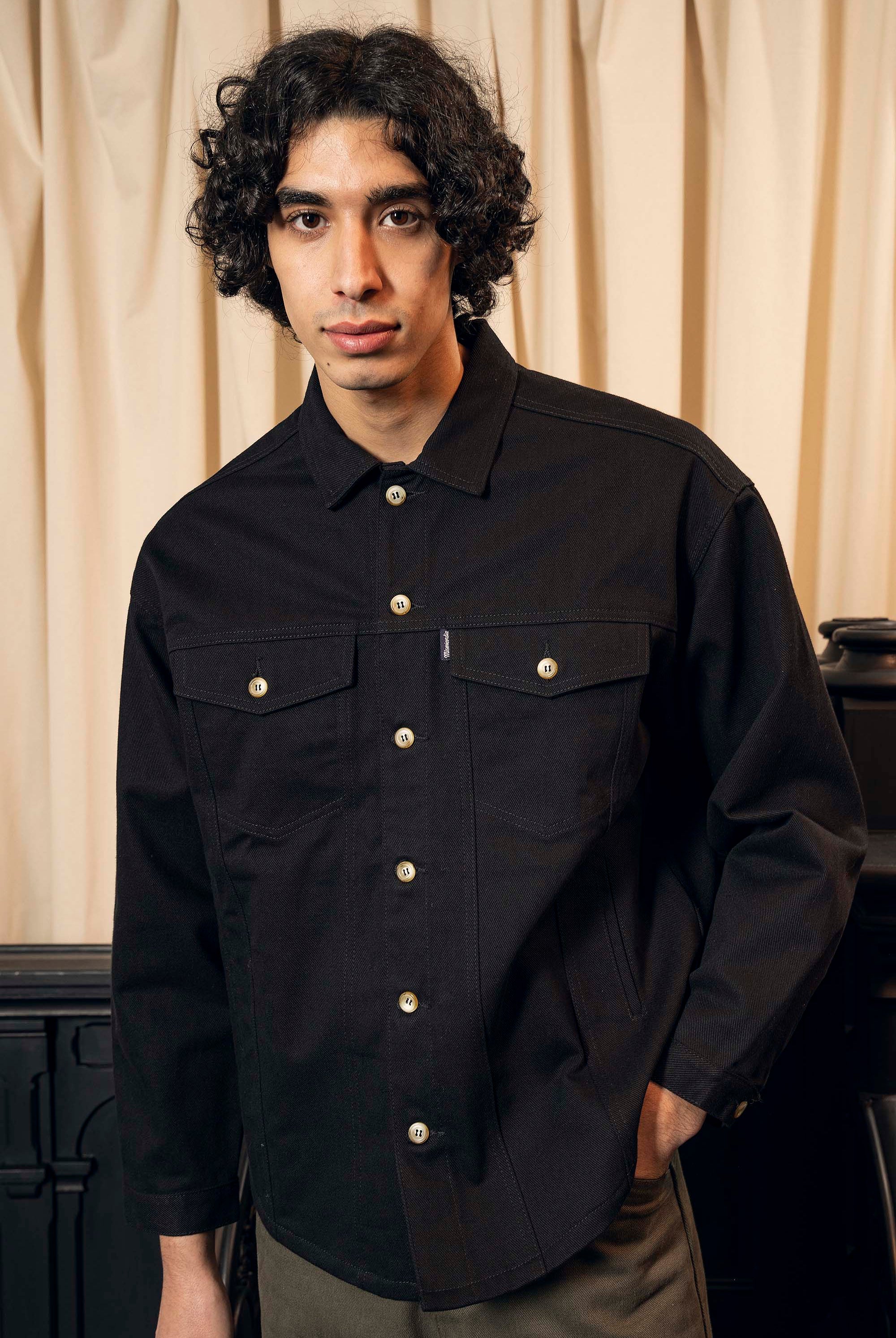 Chemise Attis Noir chemise à l'esprit classique, simple et élégant