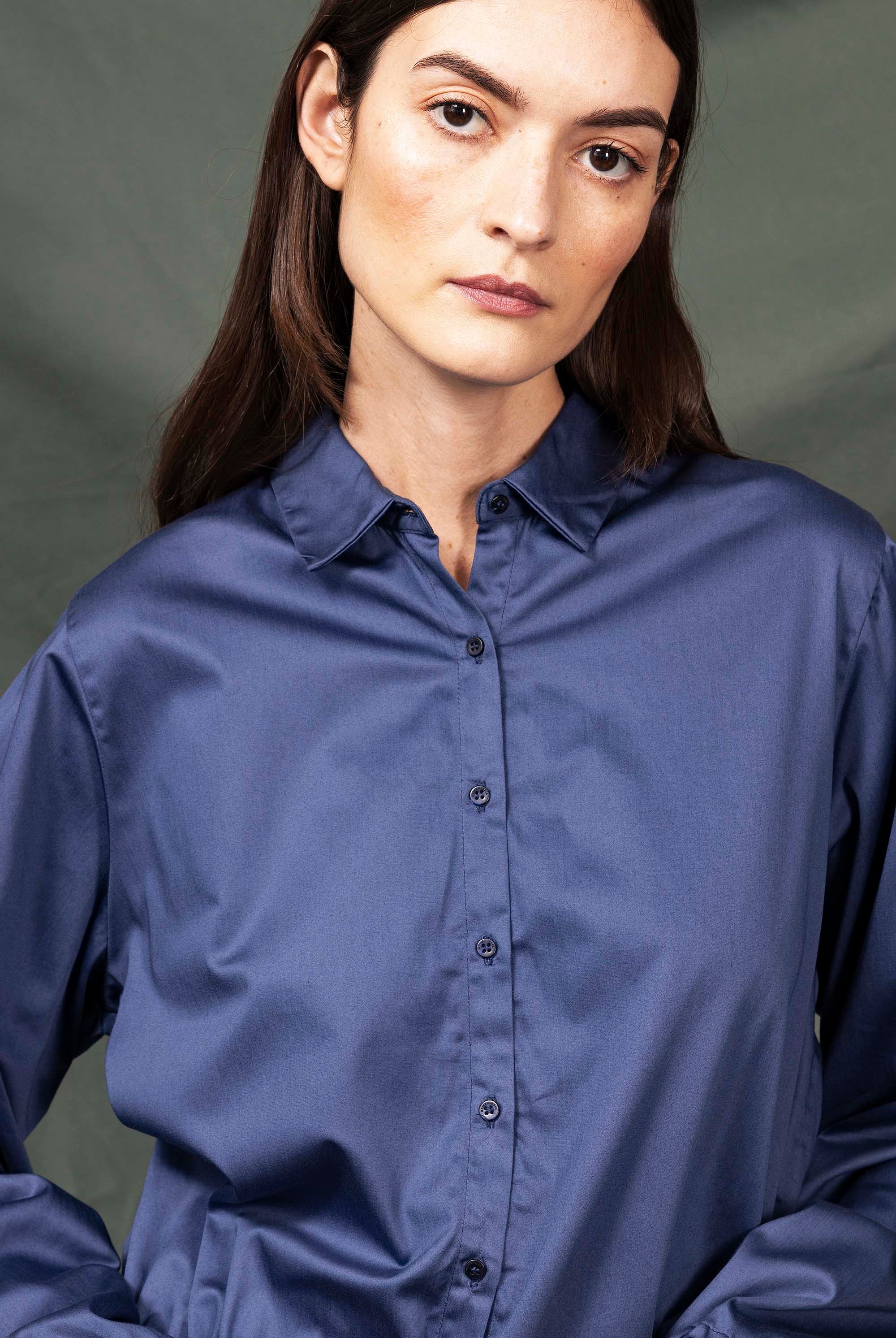 Chemise Beatriz Bleu classique intemporelle, la chemise dessine la silhouette