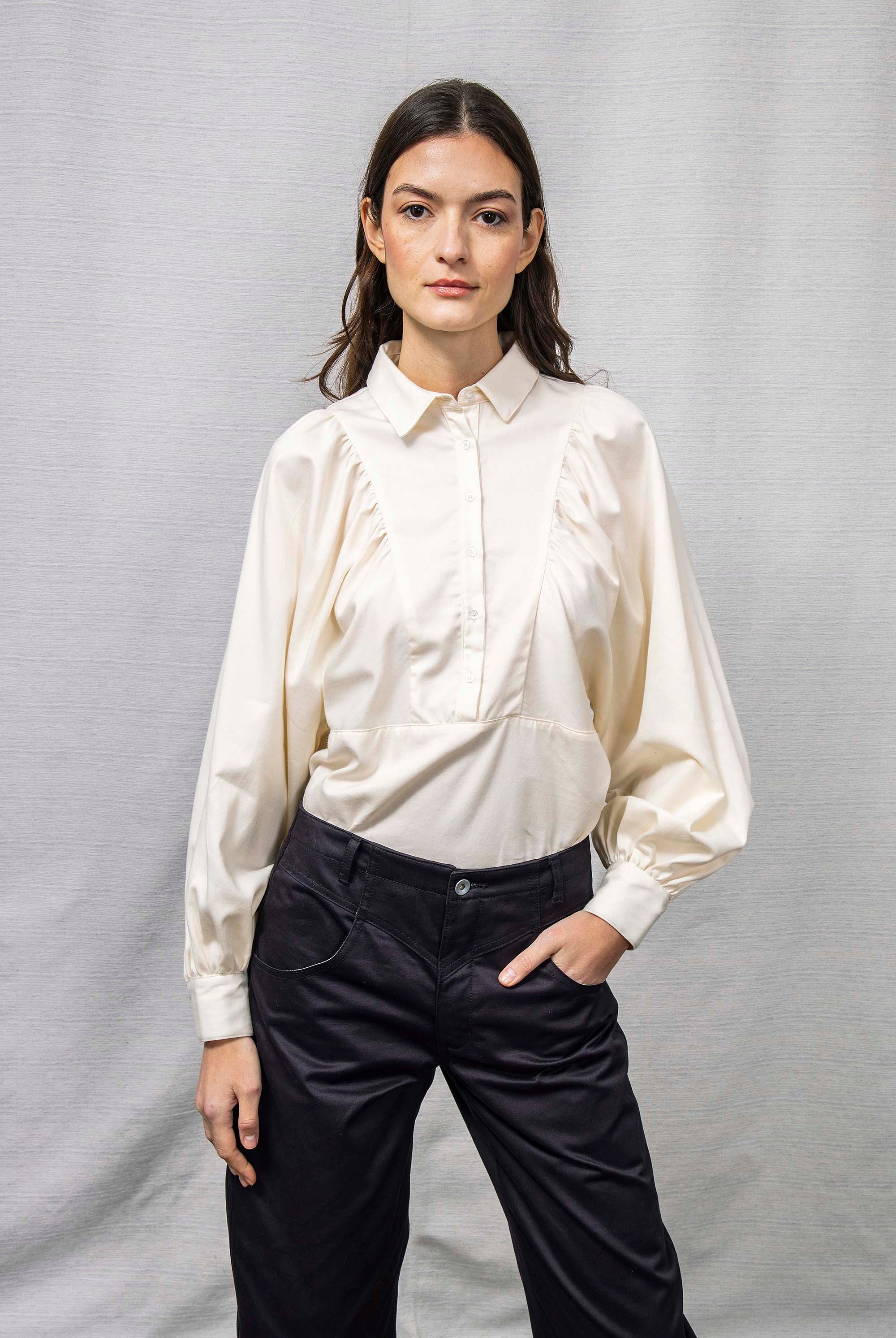 Chemise Carina Blanc Nacré classique intemporelle, la chemise dessine la silhouette