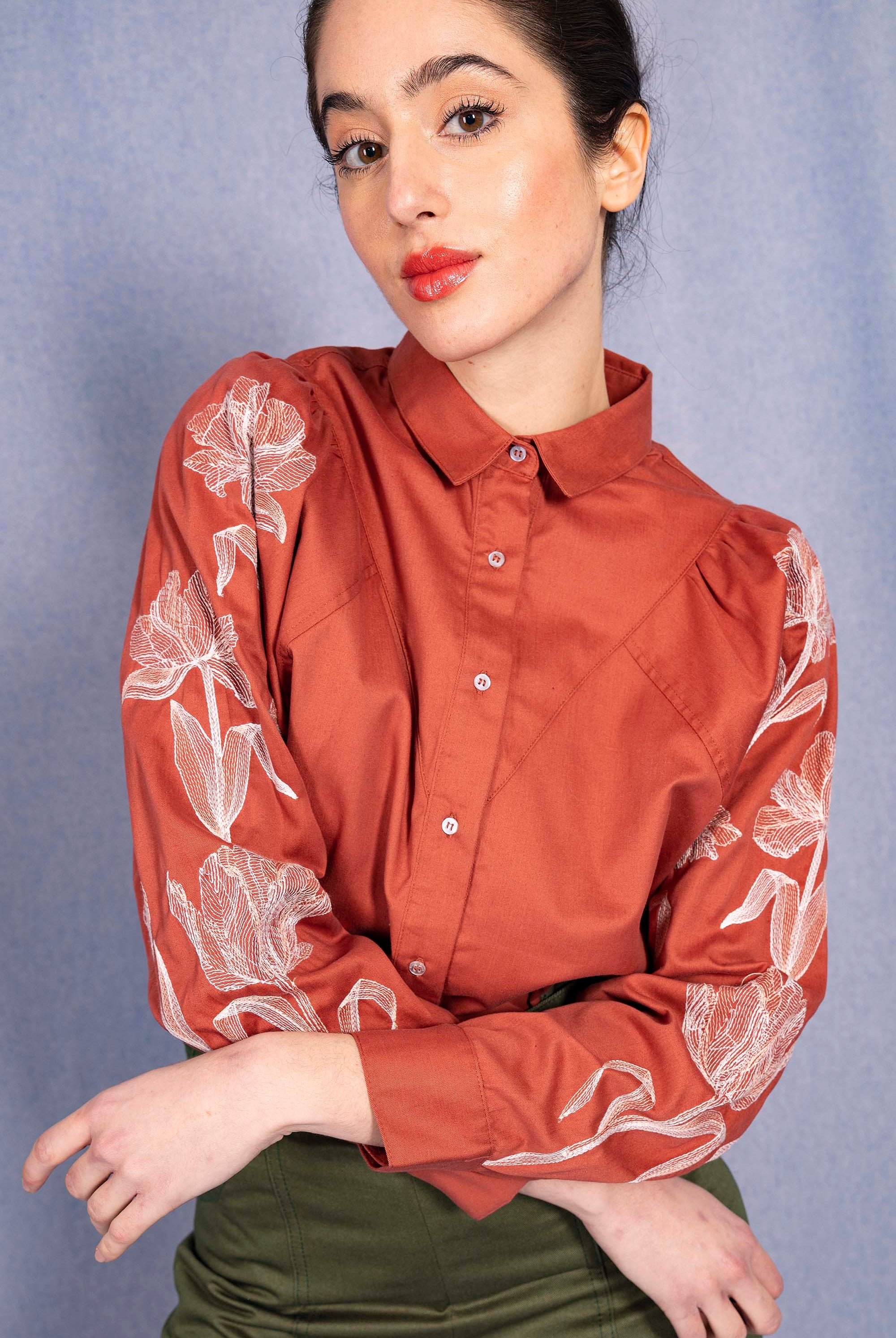 Chemise Donata Flores Rouge Brique chemise Misericordia, librement inspirée de différents univers