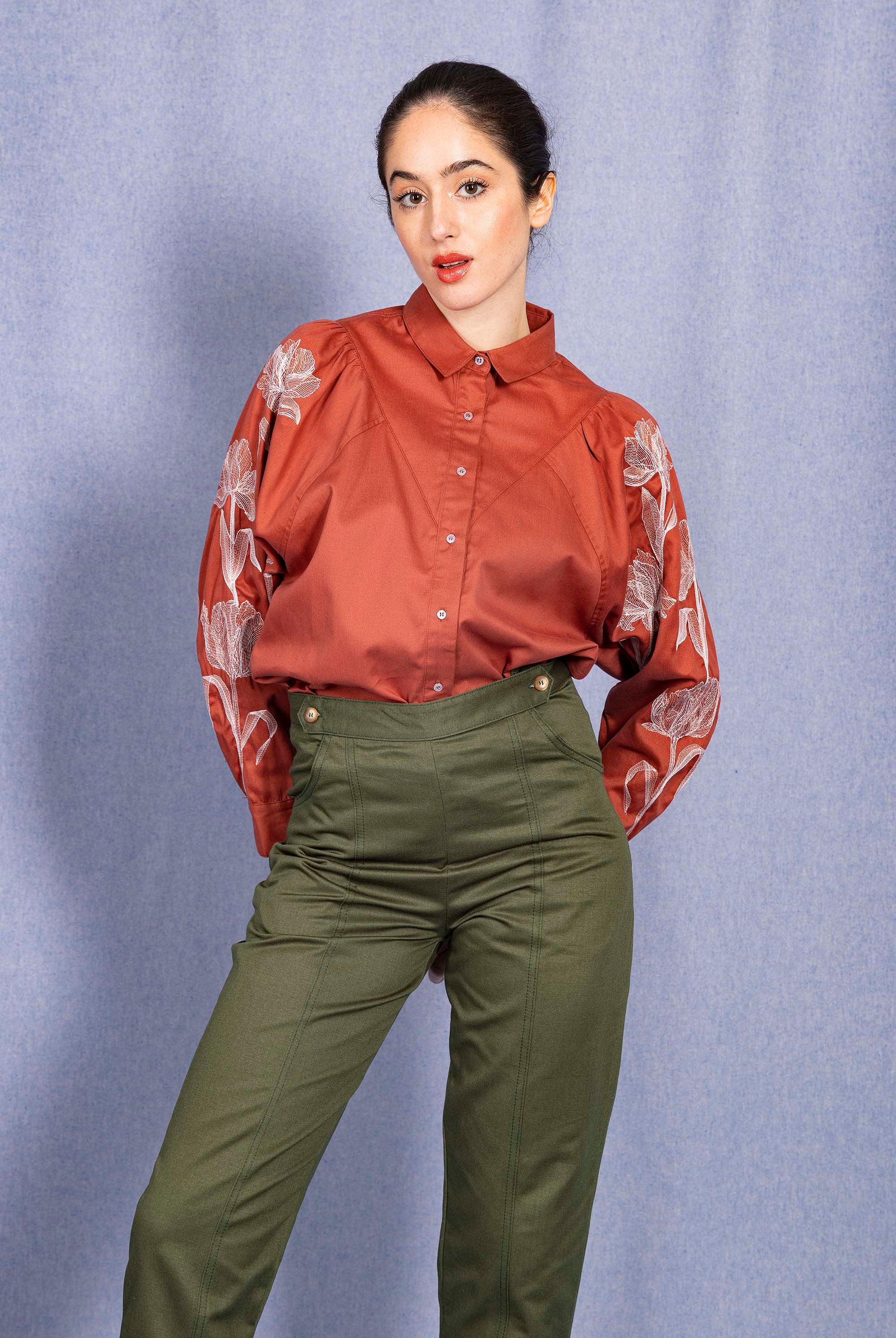 Chemise Donata Flores Rouge Brique chemise Misericordia, librement inspirée de différents univers
