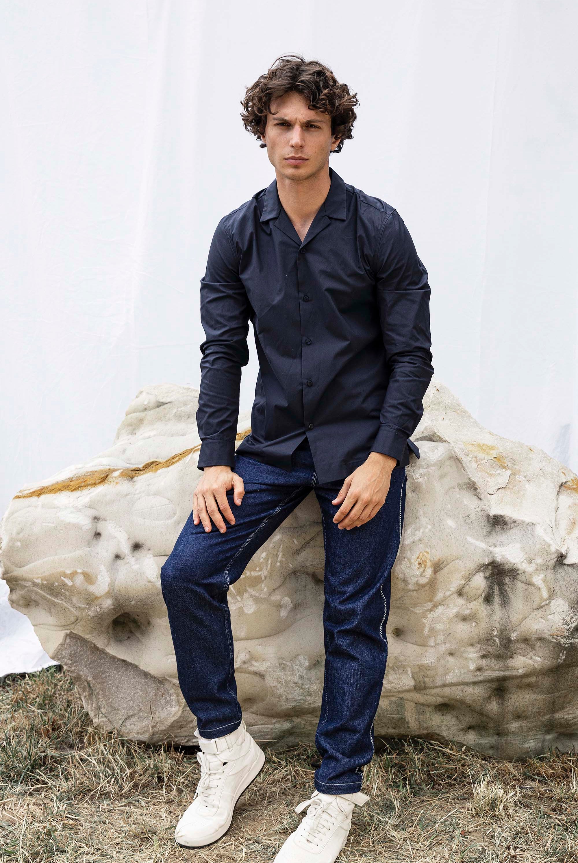 Chemise Guillermo Bleu Marine chemise à l'esprit classique, simple et élégant
