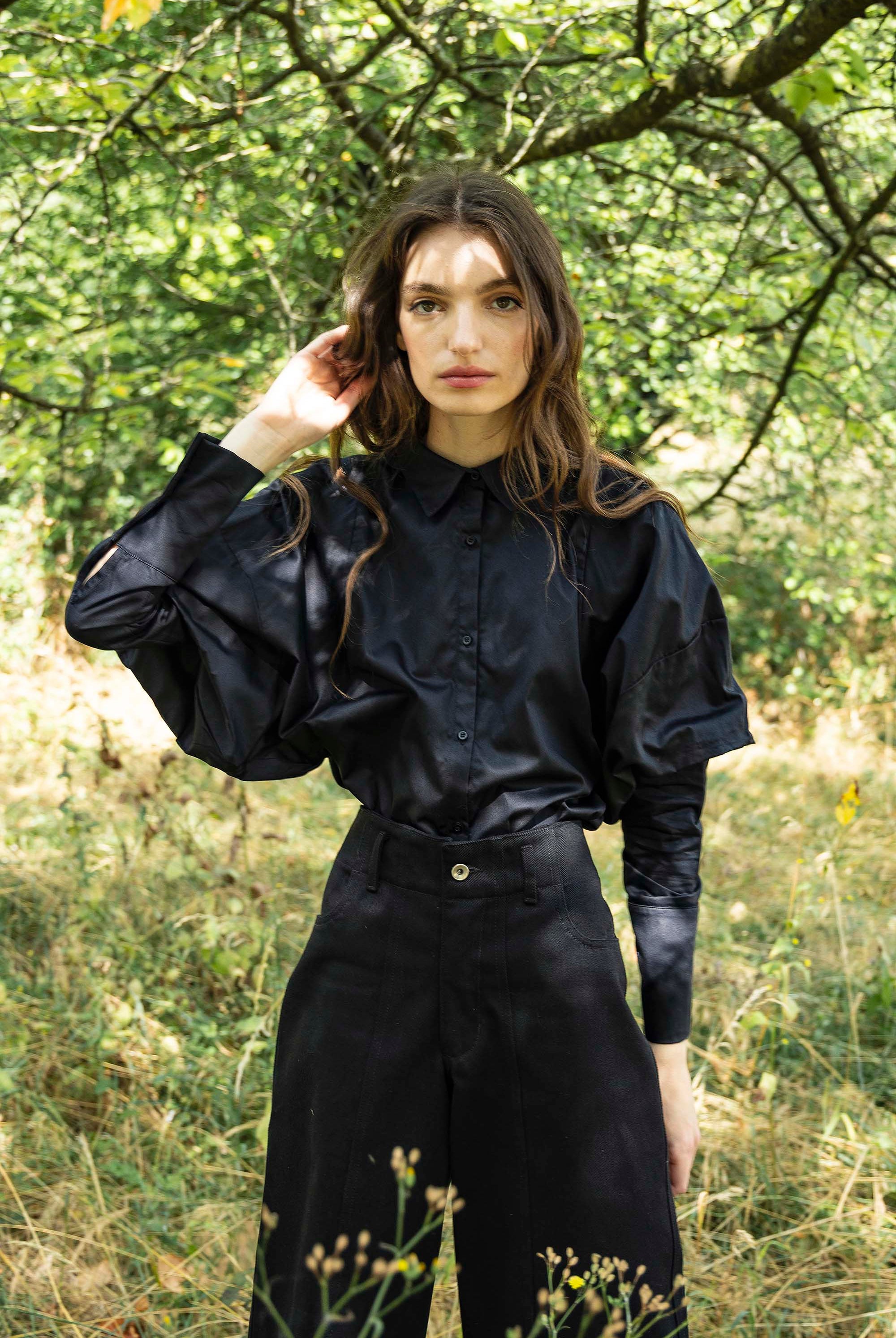 Chemise Laria Noir classique intemporelle, la chemise dessine la silhouette