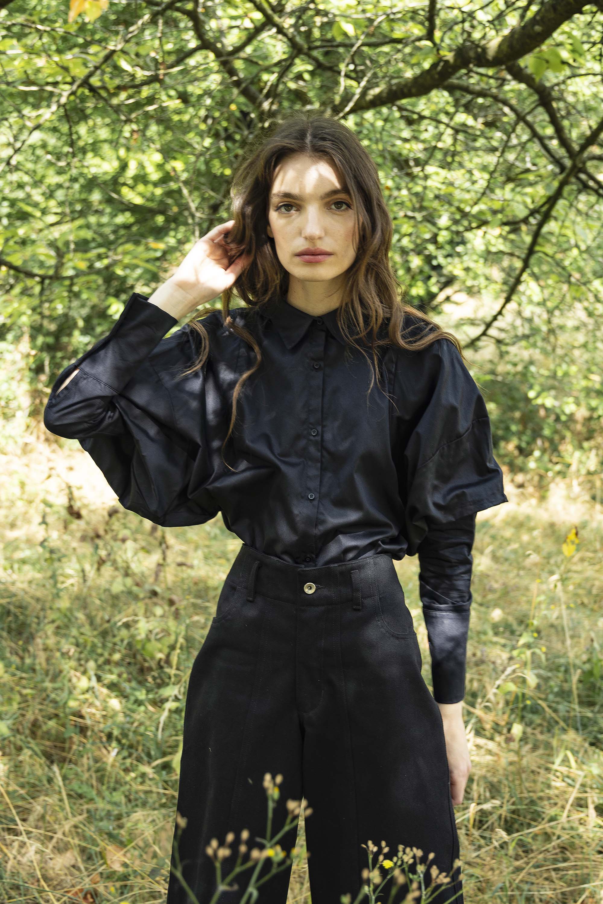 Chemise Laria Noir classique intemporelle, la chemise dessine la silhouette