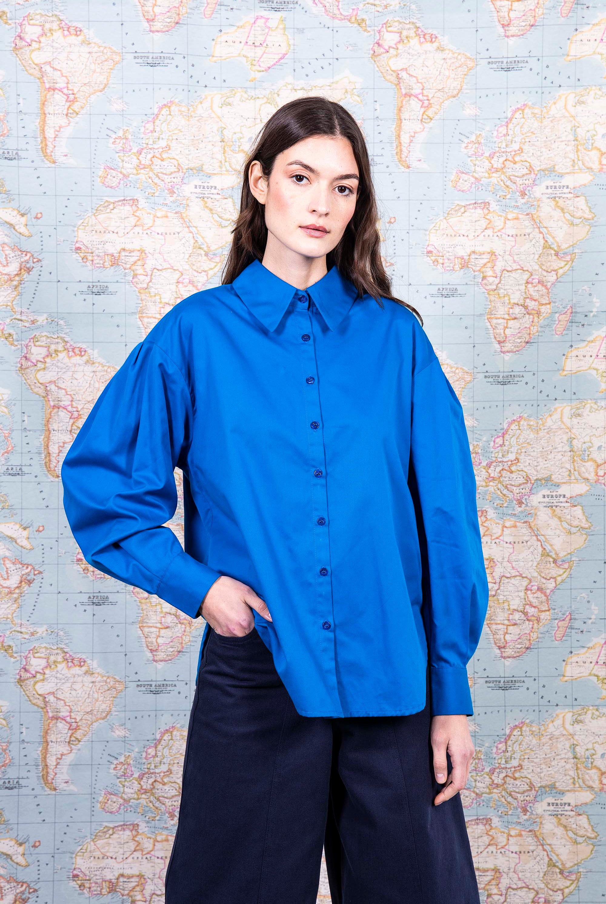 Chemise Nela Bleu classique intemporelle, la chemise dessine la silhouette