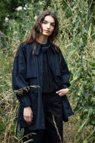 Manteau Abelia Noir grand incontournable du vestiaire féminin, la veste fait toute la tenue