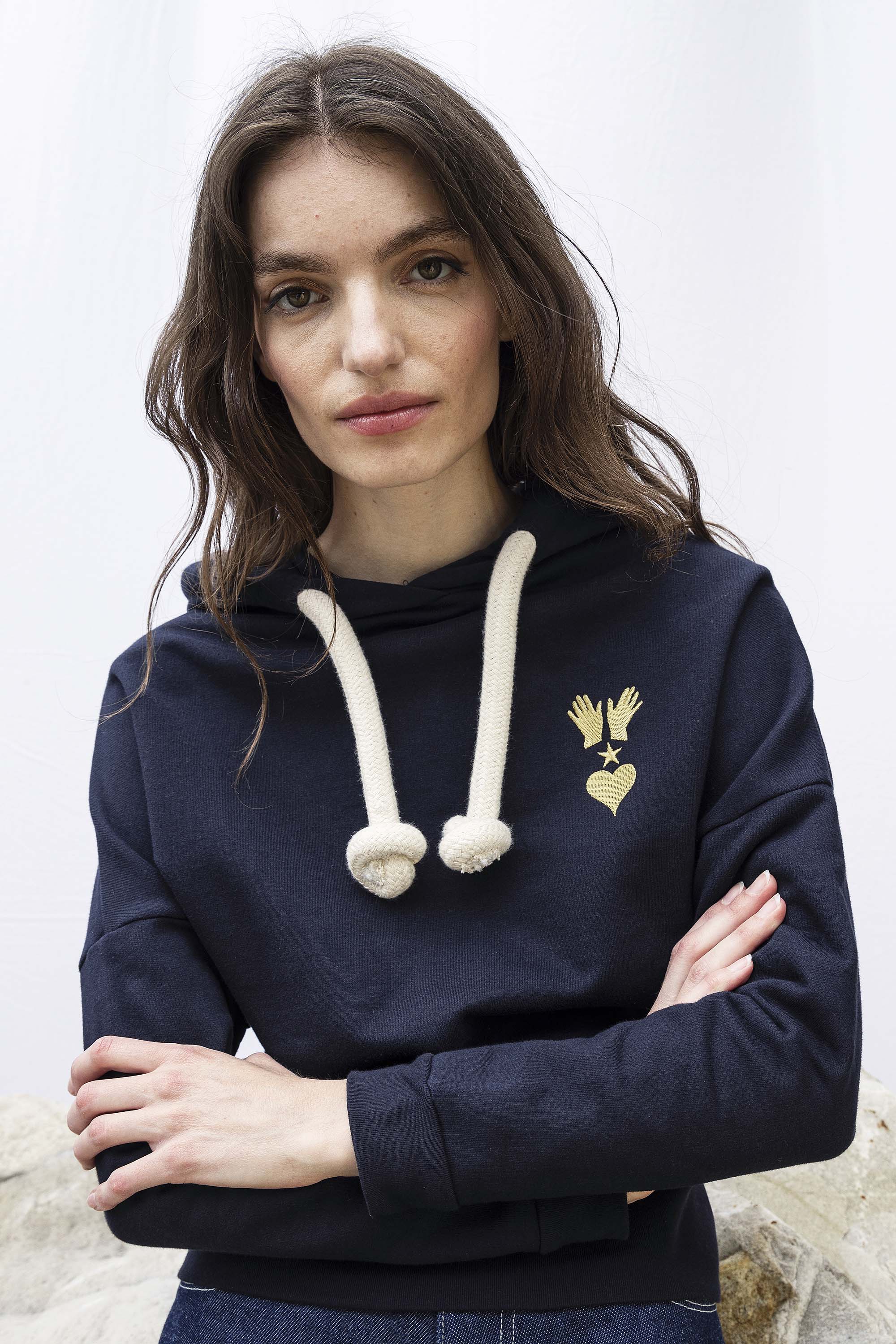 Sweatshirt Chiara Bleu Marine le sweatshirt femme Misericordia revendique une nouvelle identité tendance