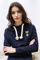 Sweatshirt Chiara Bleu Marine le sweatshirt femme Misericordia revendique une nouvelle identité tendance