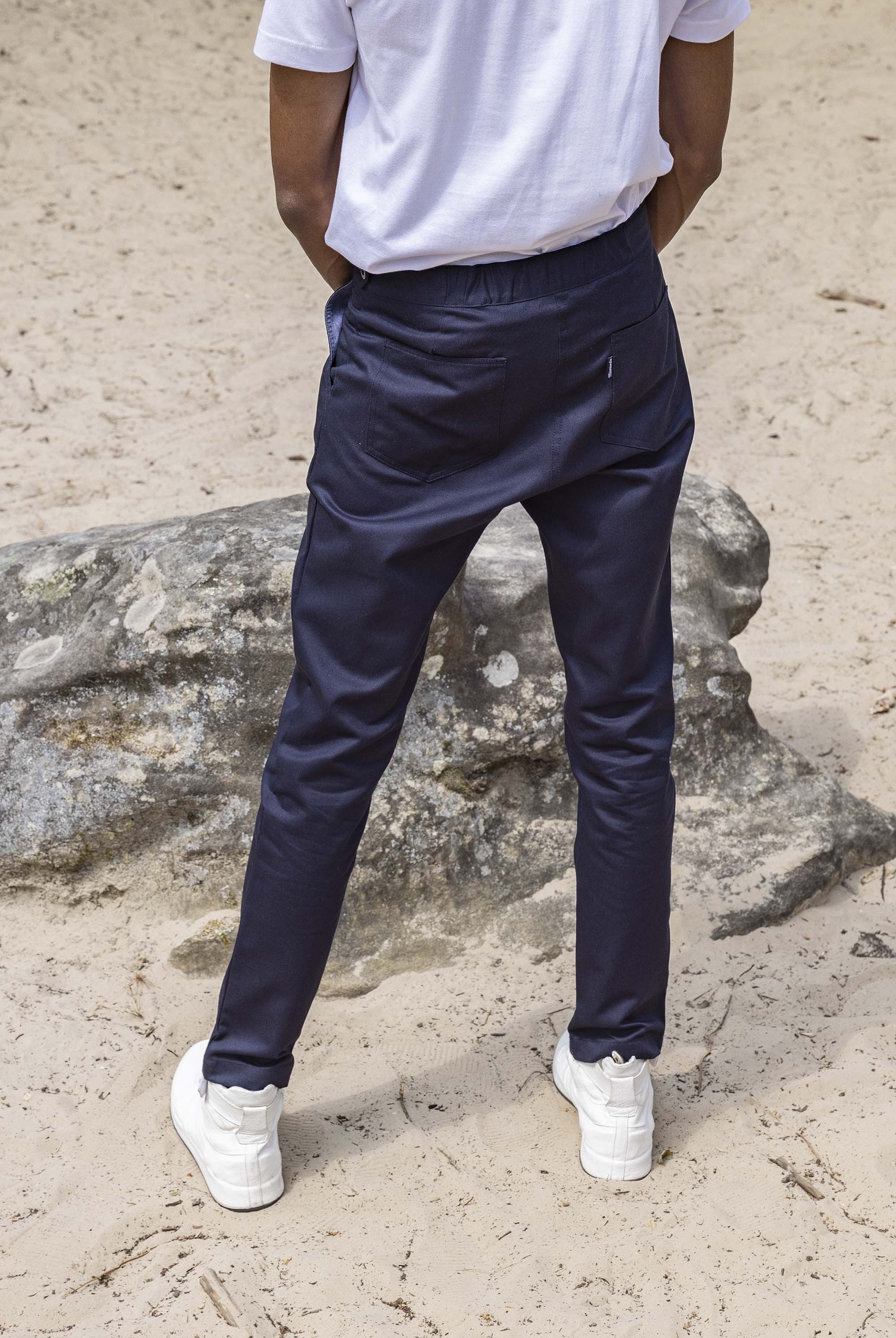 Pantalon Caiman Bleu Marine coupe aisée et facile à porter, indispensable à la garde-robe masculine