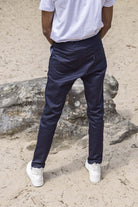 Pantalon Caiman Bleu Marine coupe aisée et facile à porter, indispensable à la garde-robe masculine
