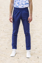 Pantalon Caiman Bleu Outremer coupe aisée et facile à porter, indispensable à la garde-robe masculine