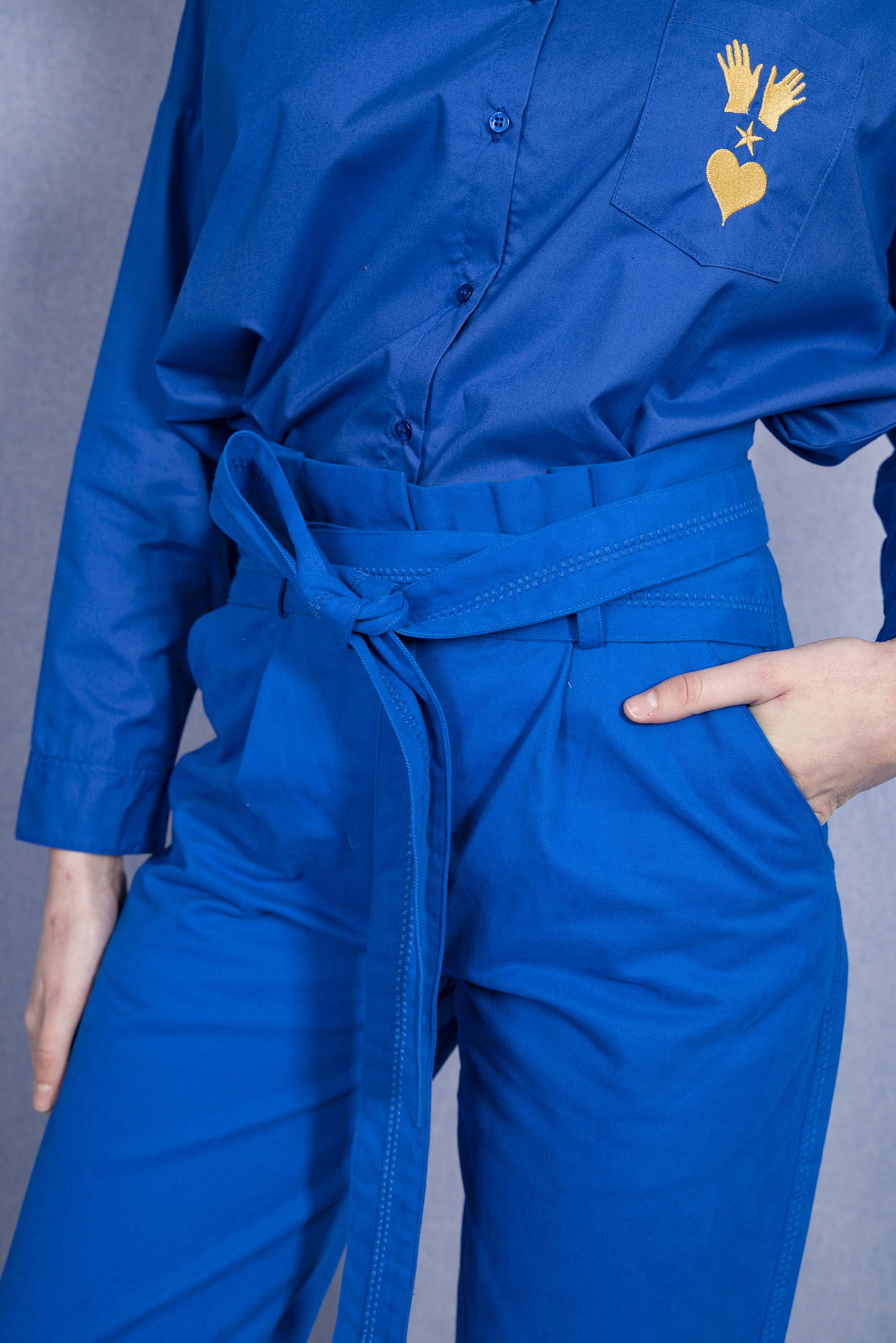 Pantalon Calipso Bleu Saphir parfaite alternative aux jeans, les pantalons en coton Misericordia sont uniques et confortables