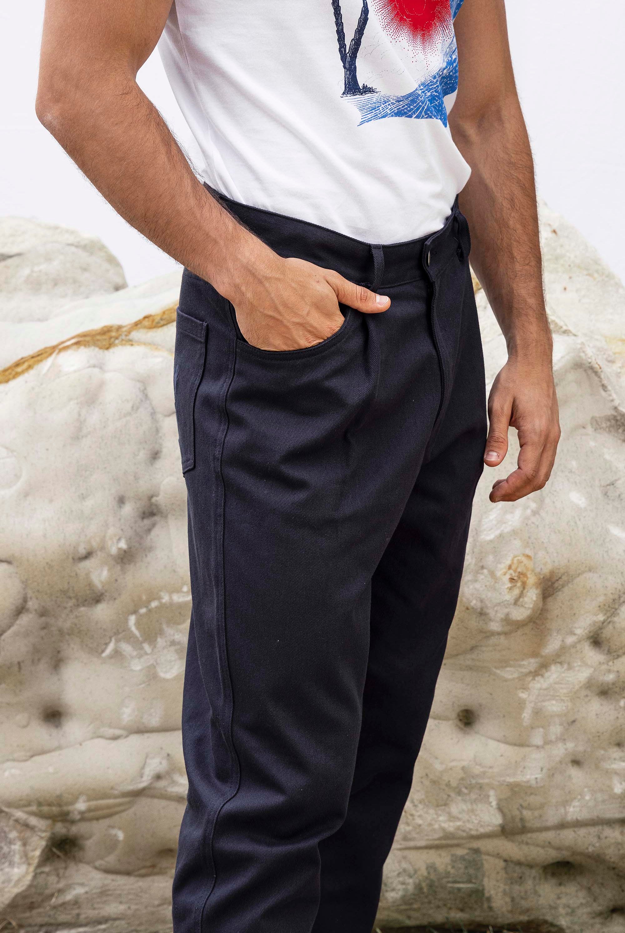 Pantalon Defensor Bleu Marine coupe aisée et facile à porter, indispensable à la garde-robe masculine