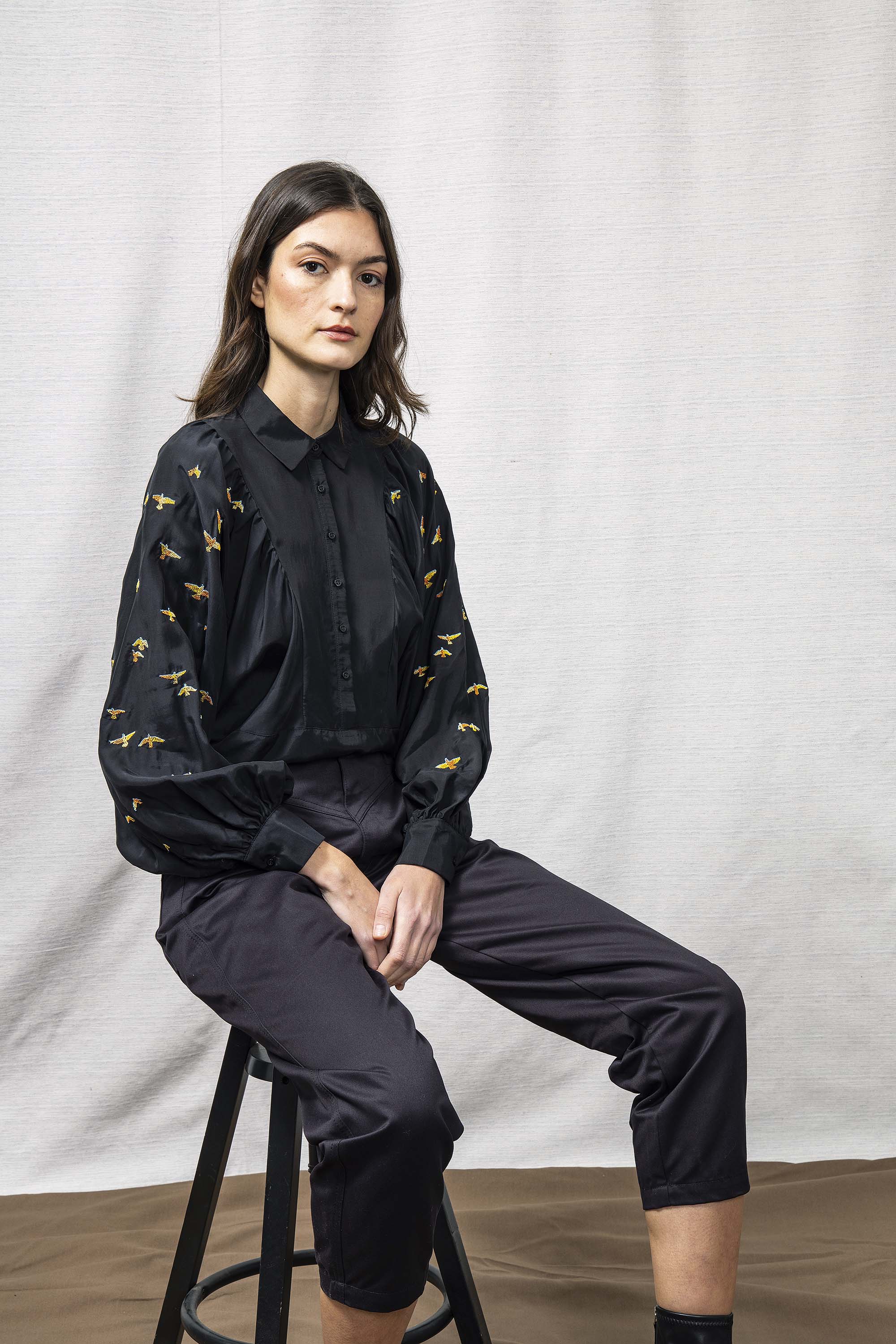 Pantalon Isabella Noir minimalisme et détails tendance, coupes classiques et une palette de couleurs neutres