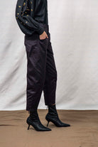 Pantalon Isabella Noir minimalisme et détails tendance, coupes classiques et une palette de couleurs neutres