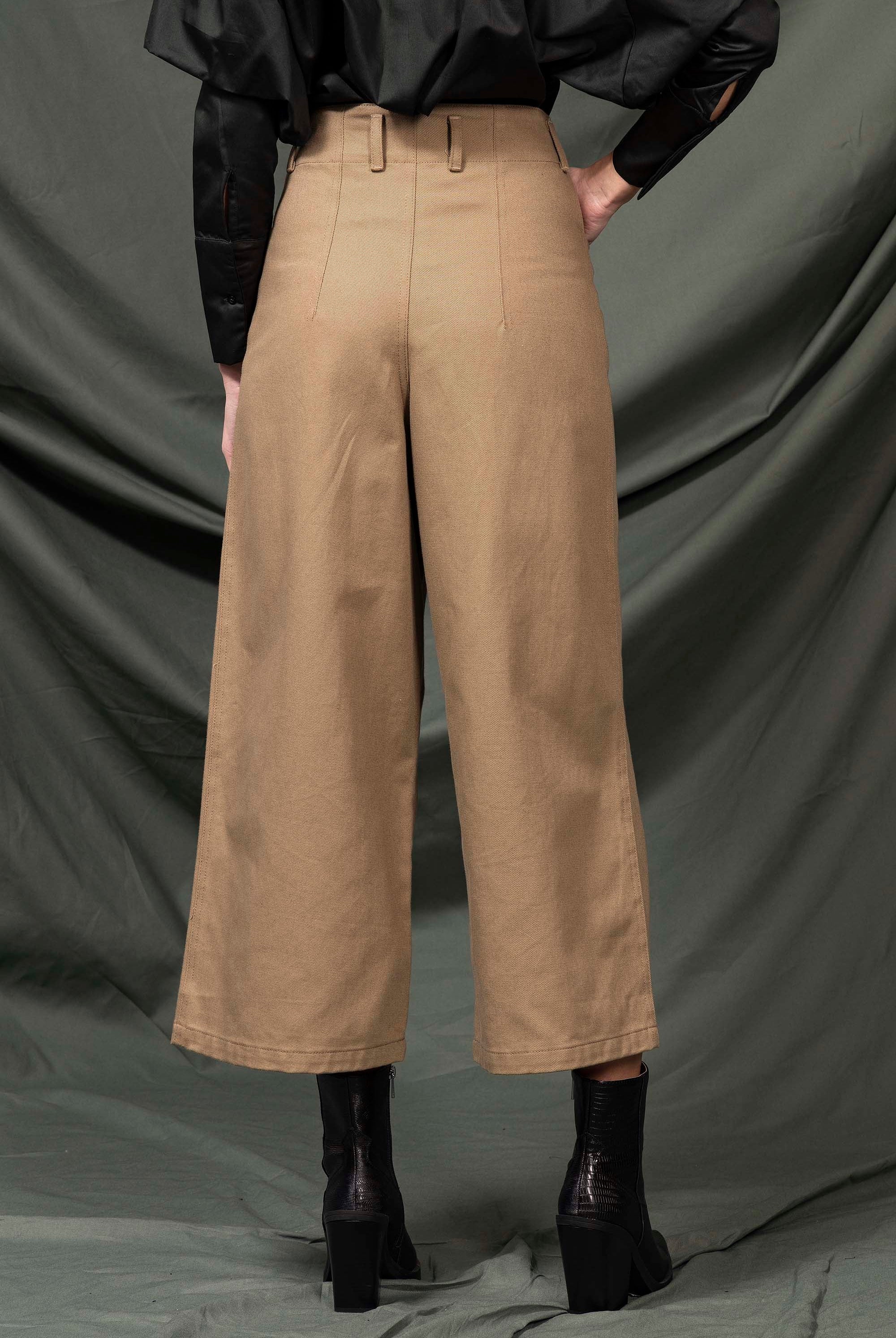 Pantalon Margarita Marron Clair minimalisme et détails tendance, coupes classiques et une palette de couleurs neutres