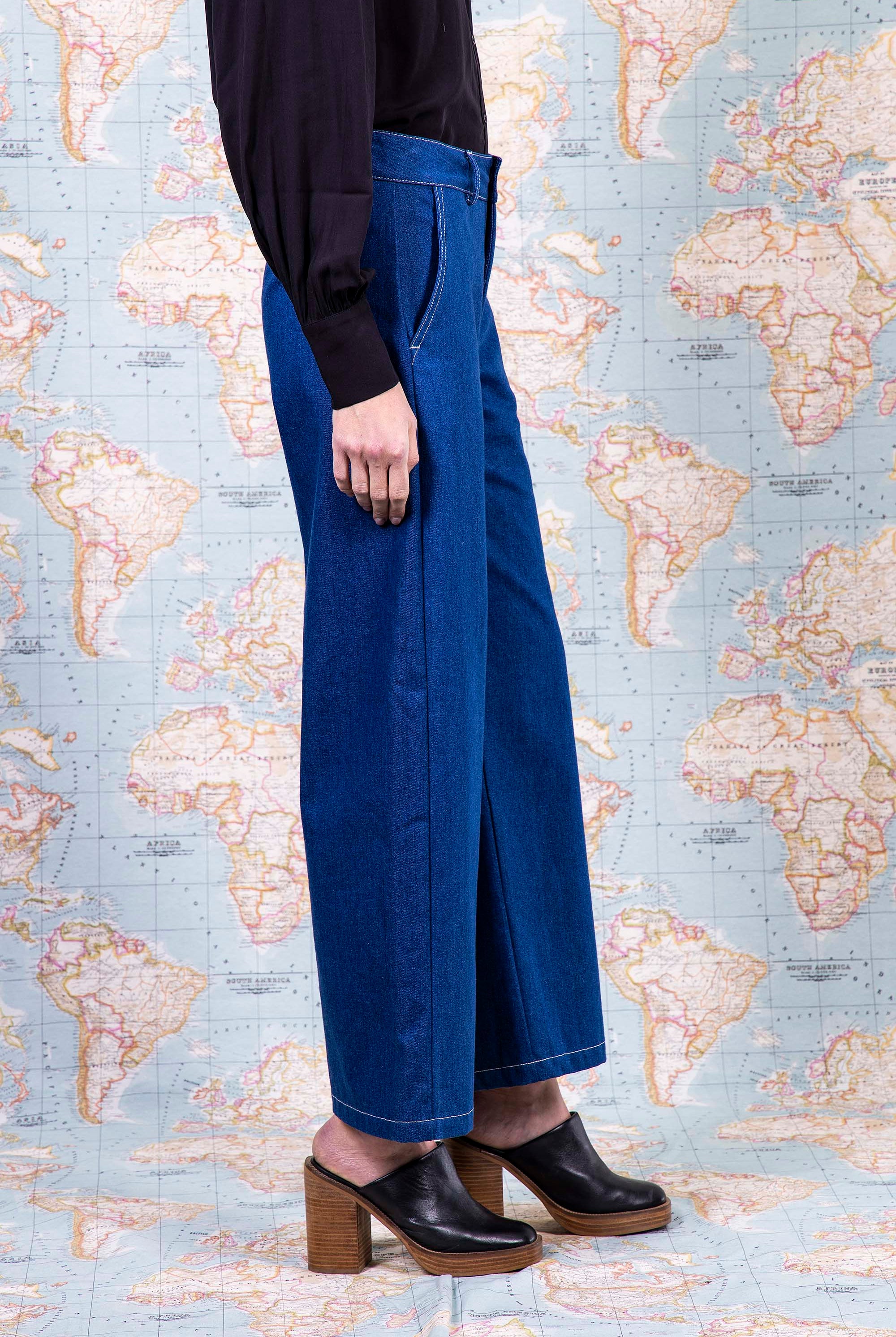 Pantalon Tea Bleu Denim minimalisme et détails tendance, coupes classiques et une palette de couleurs neutres