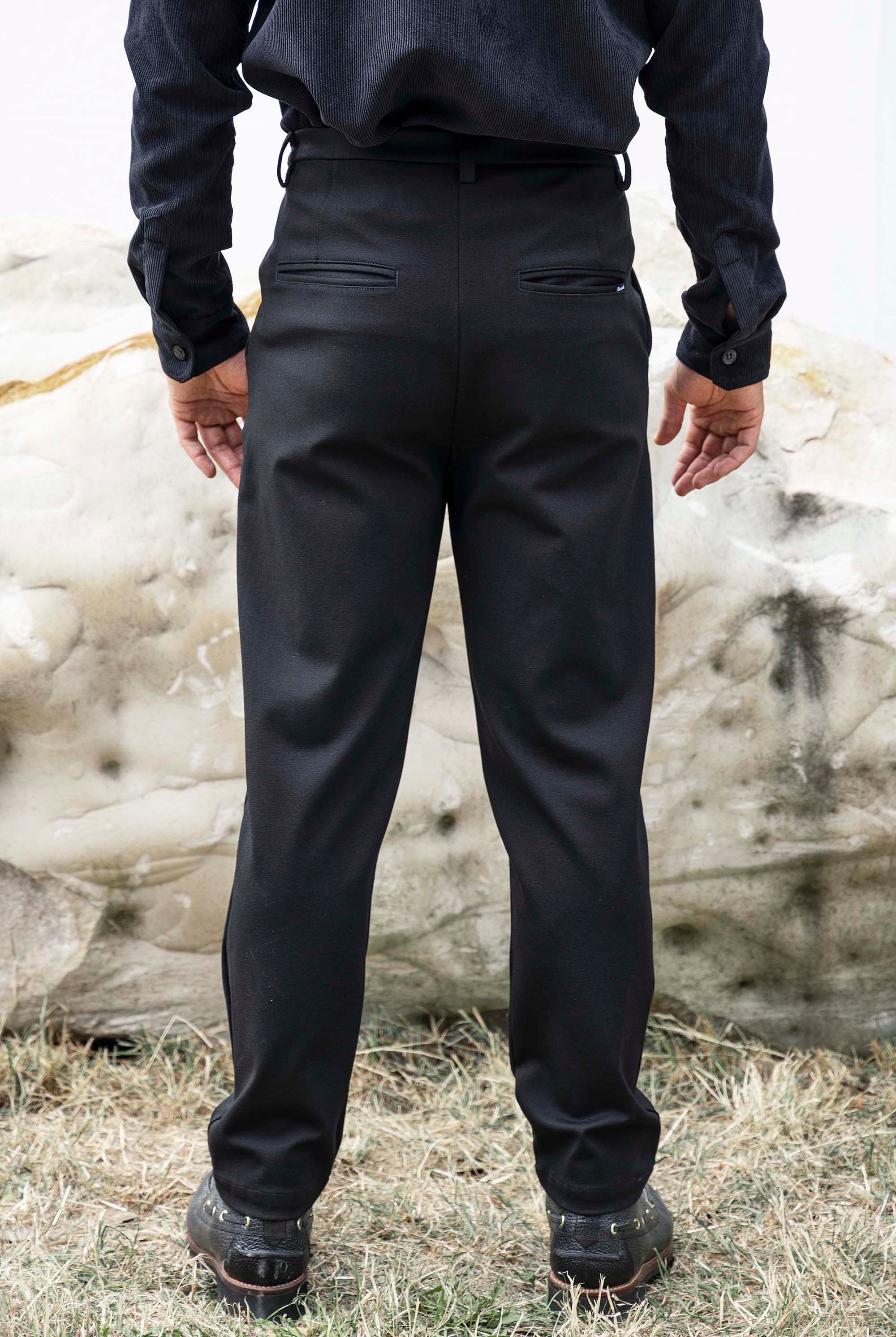 Pantalon Tino Largo Noir coupe aisée et facile à porter, indispensable à la garde-robe masculine