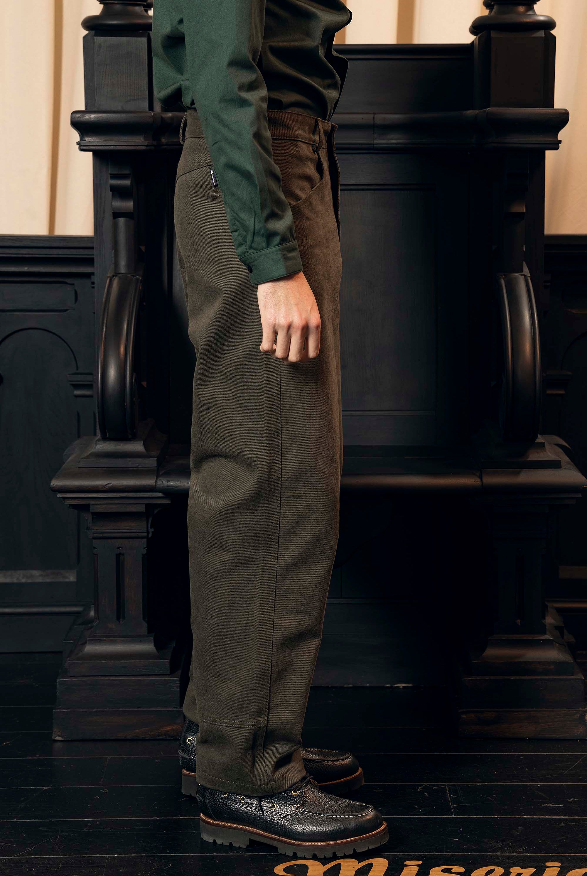 Pantalon Xylon Kaki Foncé coupe aisée et facile à porter, indispensable à la garde-robe masculine