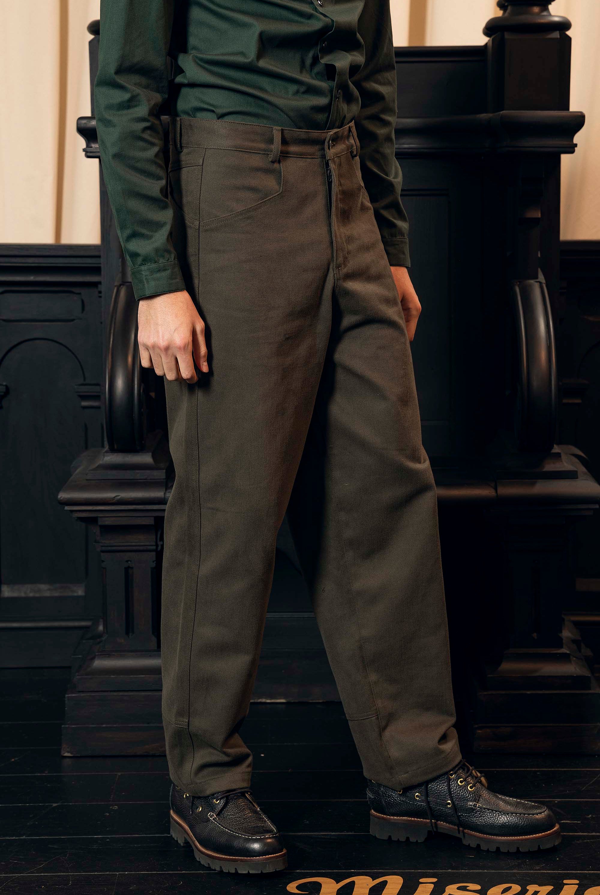 Pantalon Xylon Kaki Foncé coupe aisée et facile à porter, indispensable à la garde-robe masculine