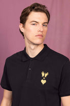 Polo Iker Manos Espiritu y Corazon Noir jouer la carte de l'originalité avec les t-shirts à message Misericordia