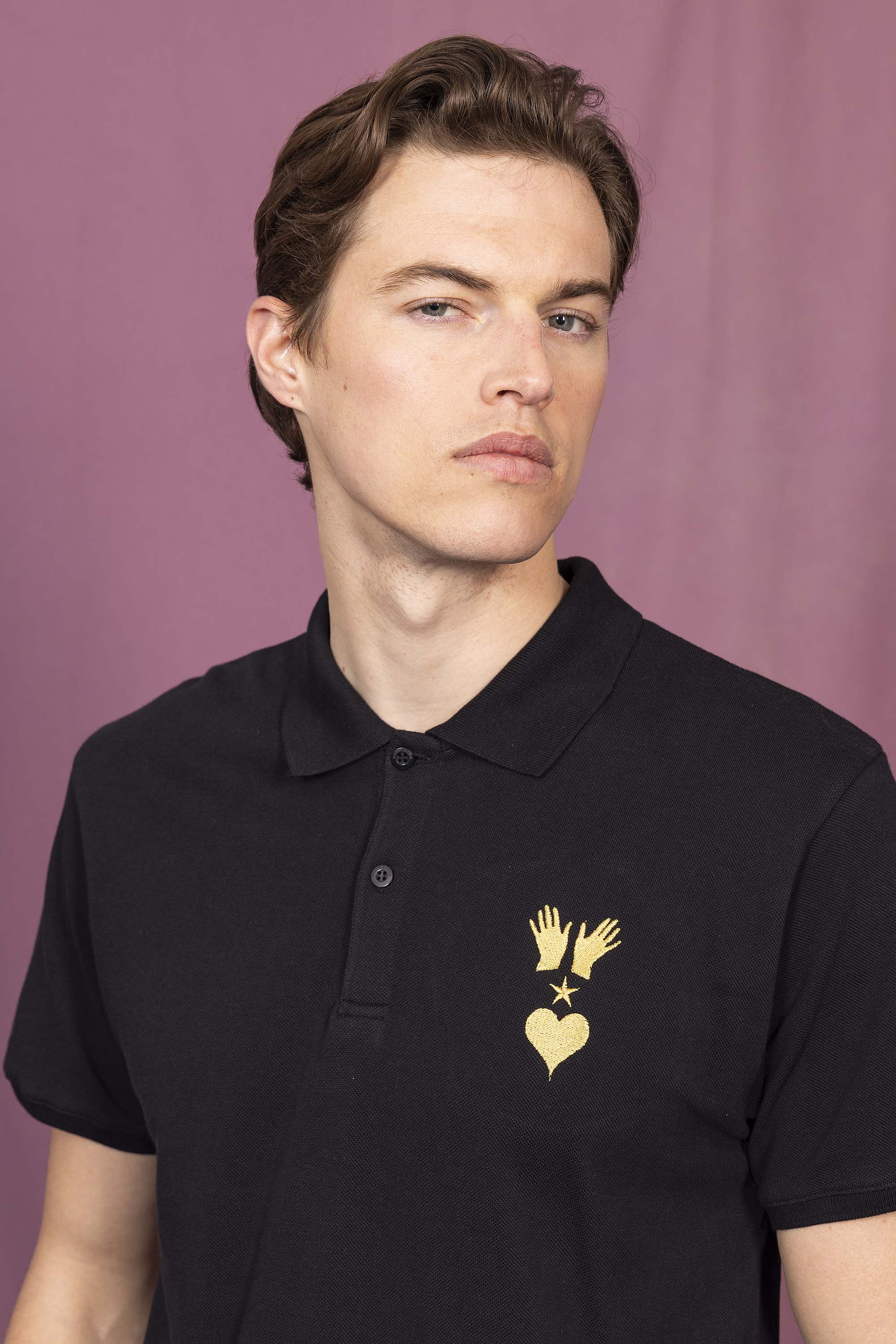 Polo Iker Manos Espiritu y Corazon Noir jouer la carte de l'originalité avec les t-shirts à message Misericordia