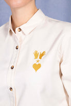 Surchemise Fontanera Ola Ecru aura de la silhouette tient dans le détail de nos chemises femme