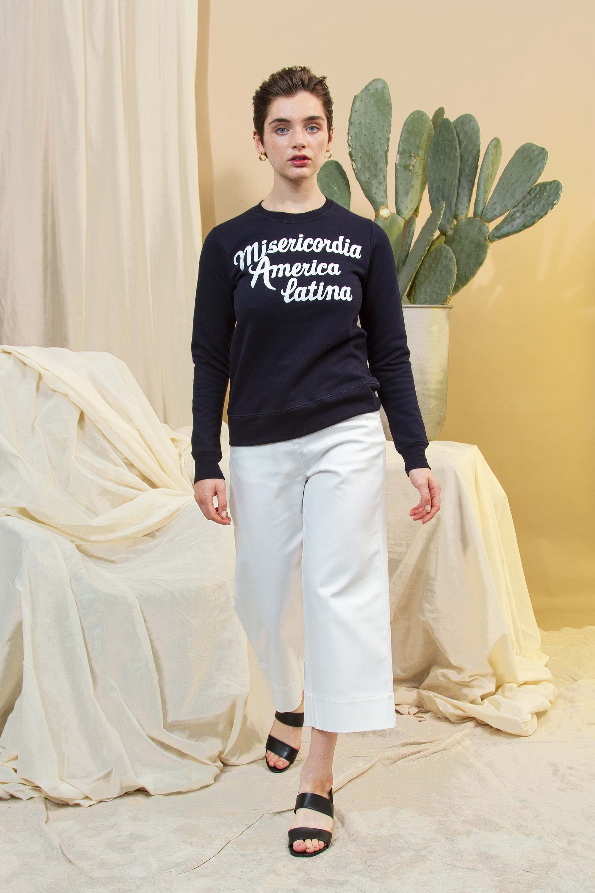 Sweat-shirt Macarron América Latina Bleu Marine sweatshirts Misericordia, modèles cosy et tendance, des basiques colorés aux pulls à slogan