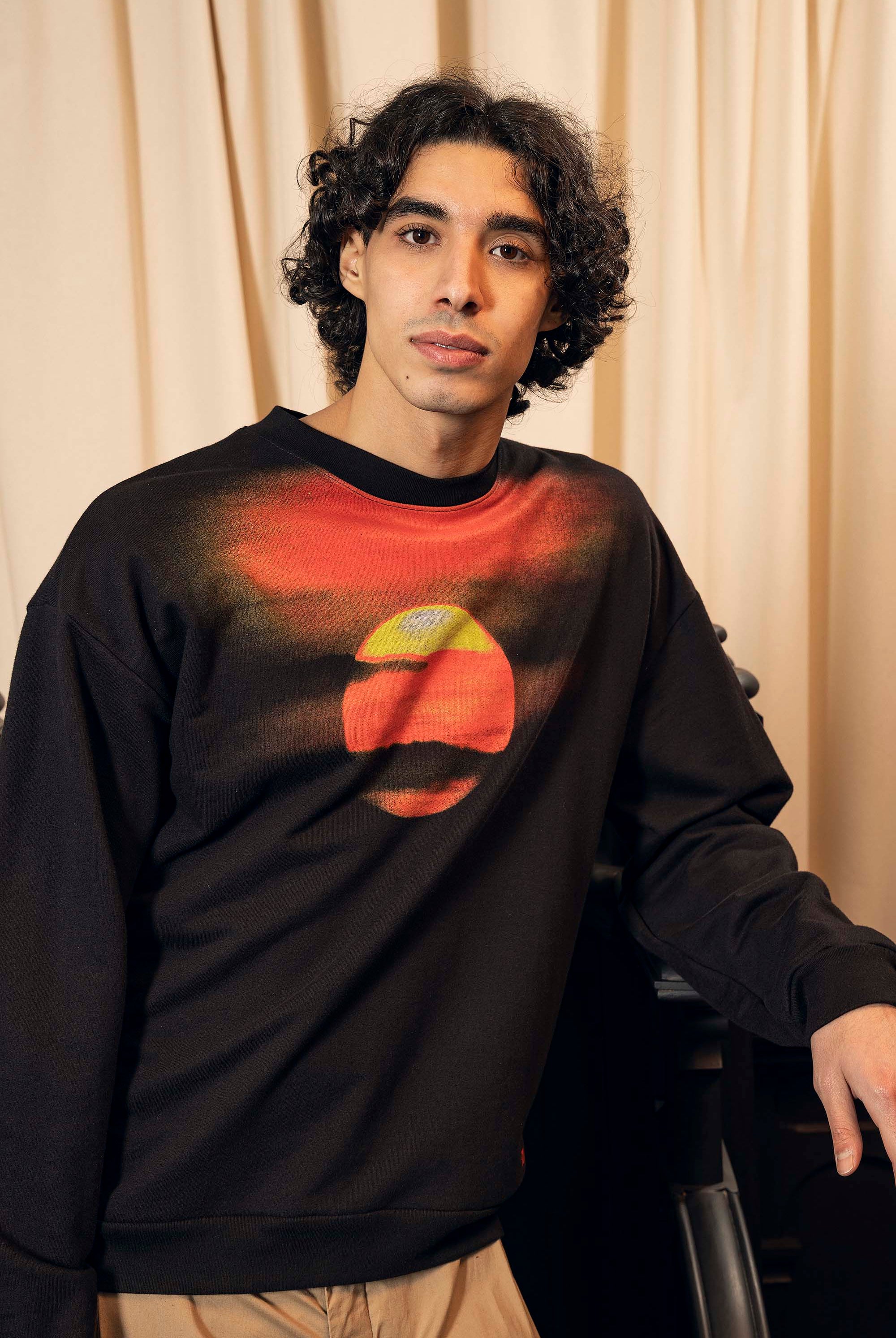 Sweatshirt Angelo Puesta De Sol Noir style skateur avec capuche ou plus élégant avec un col rond
