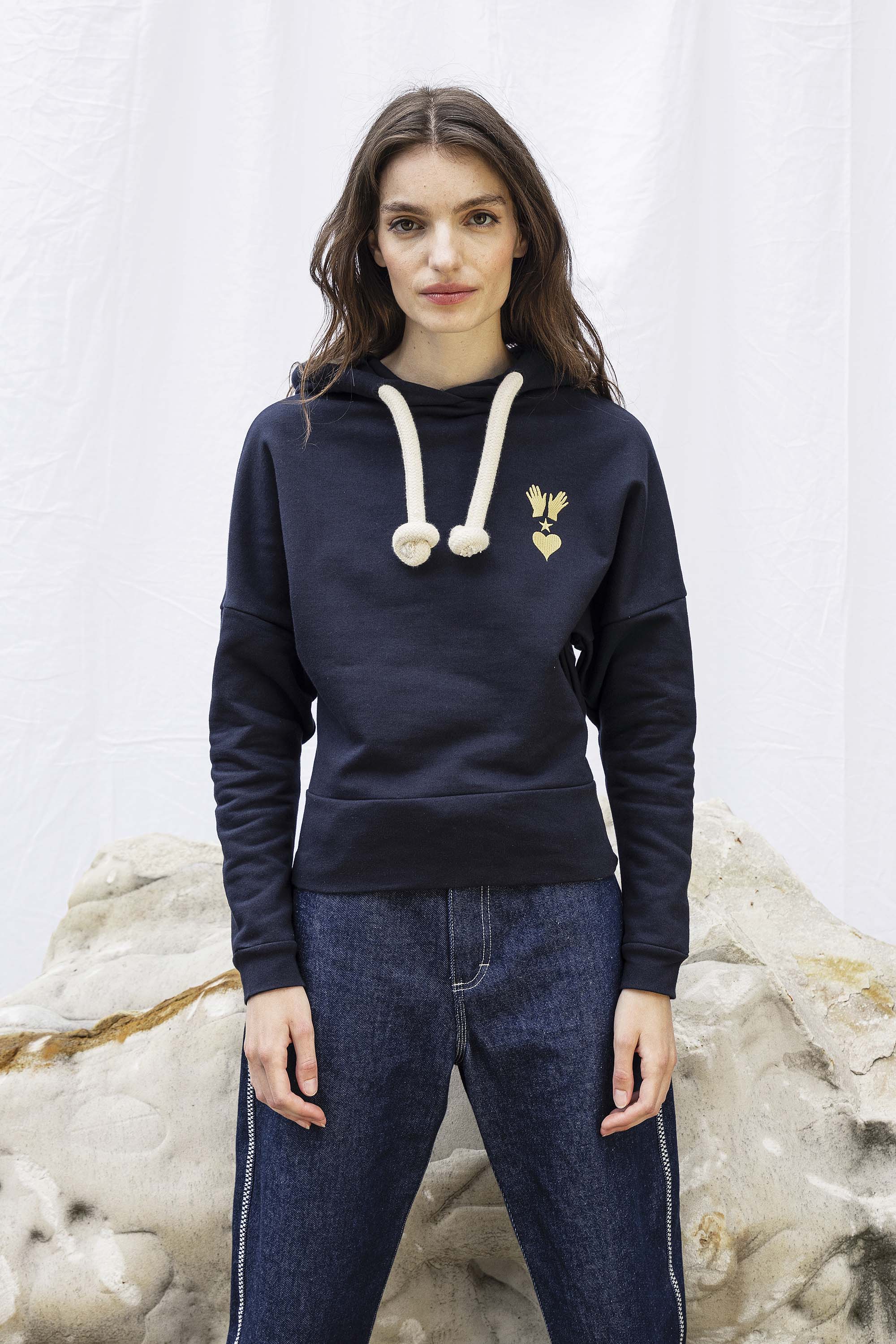 Sweatshirt Chiara Bleu Marine le sweatshirt femme Misericordia revendique une nouvelle identité tendance