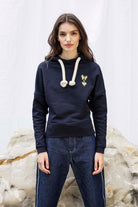 Sweatshirt Chiara Bleu Marine le sweatshirt femme Misericordia revendique une nouvelle identité tendance