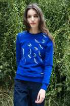 Sweatshirt Macarron Aves Bleu Saphir le sweatshirt femme Misericordia revendique une nouvelle identité tendance