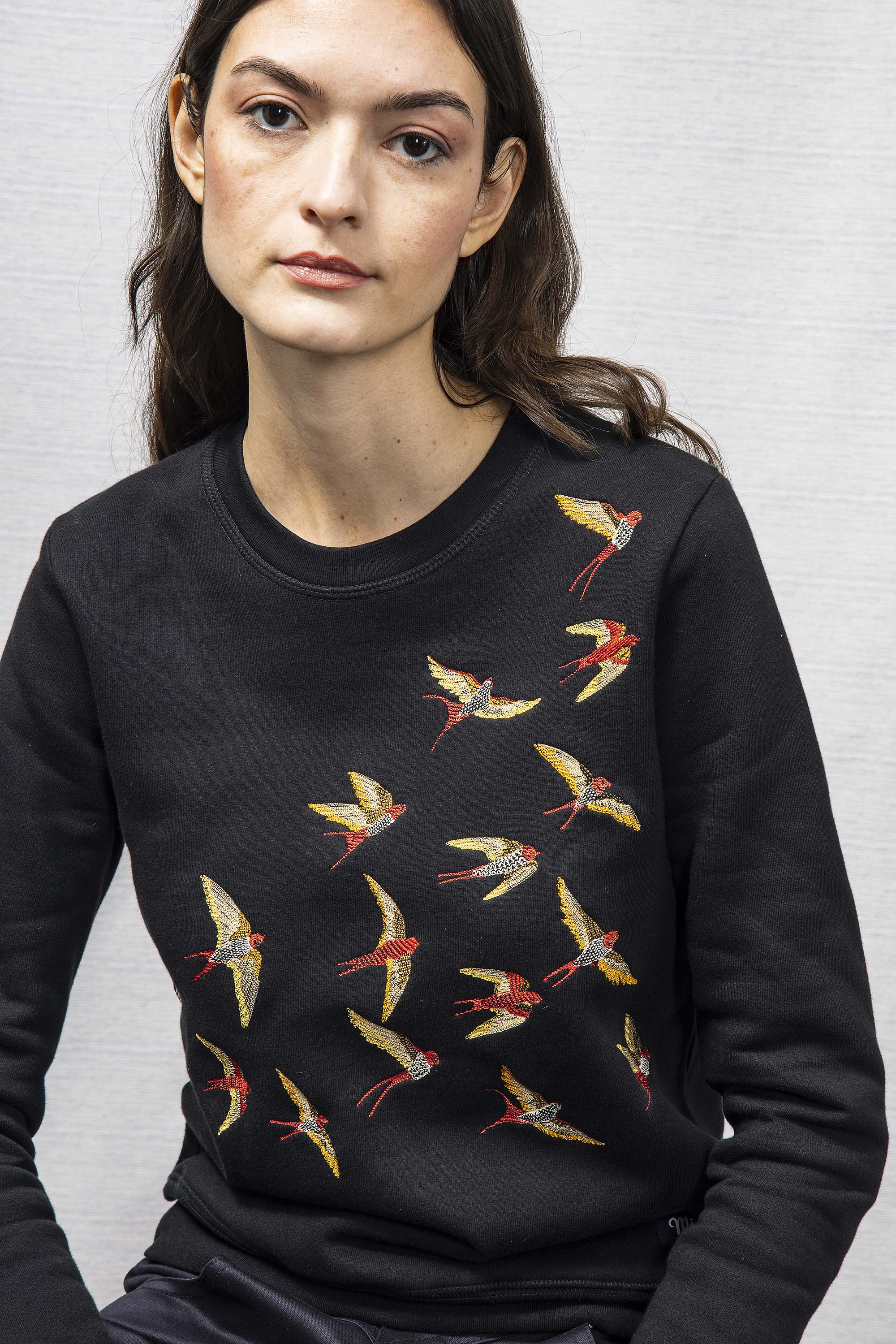 Sweatshirt Macarron Aves Noir sweatshirt femme, pièce basique et vêtement cocooning du quotidien