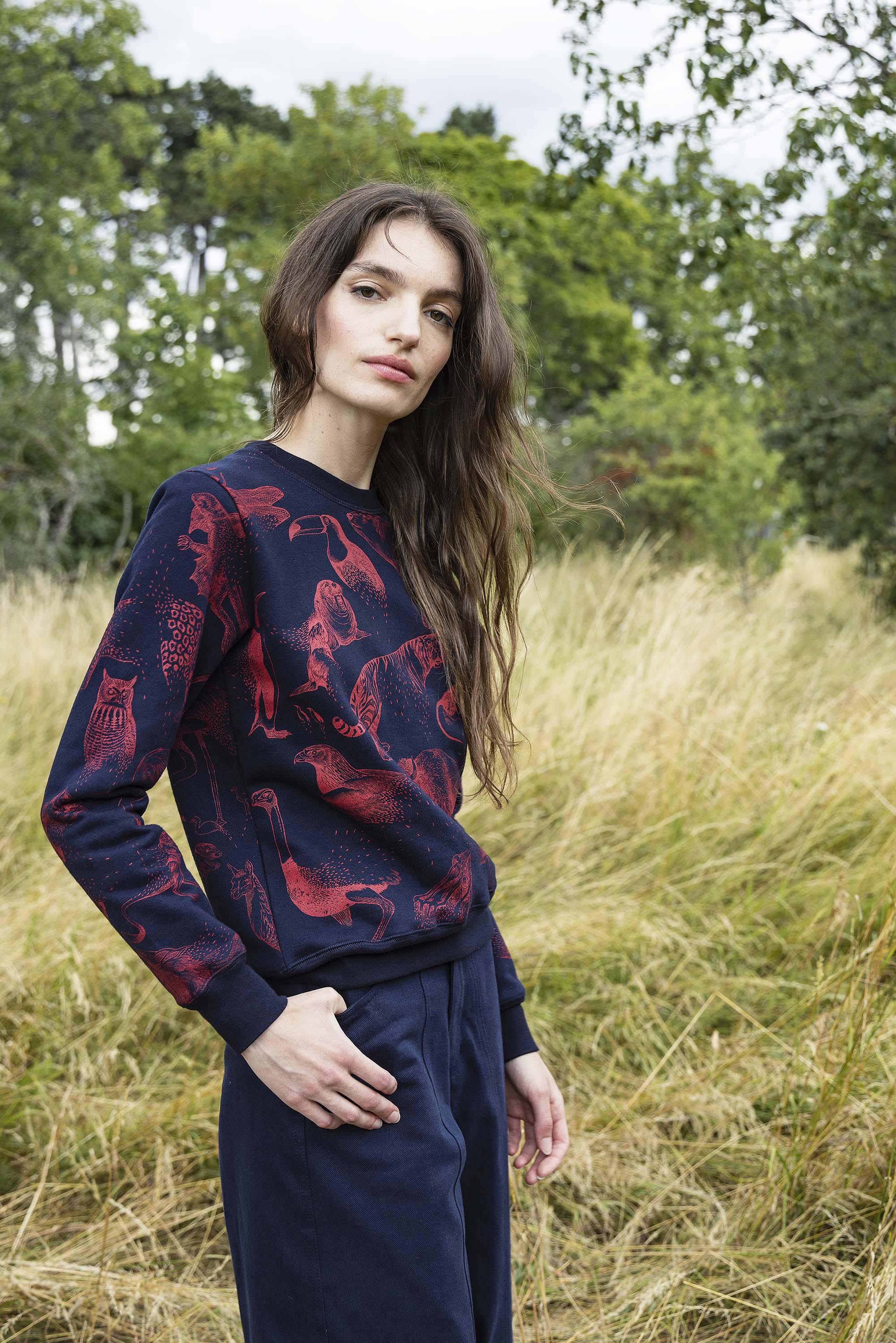 Sweatshirt Macarron Desaparicion Bleu Marine le sweatshirt femme Misericordia revendique une nouvelle identité tendance