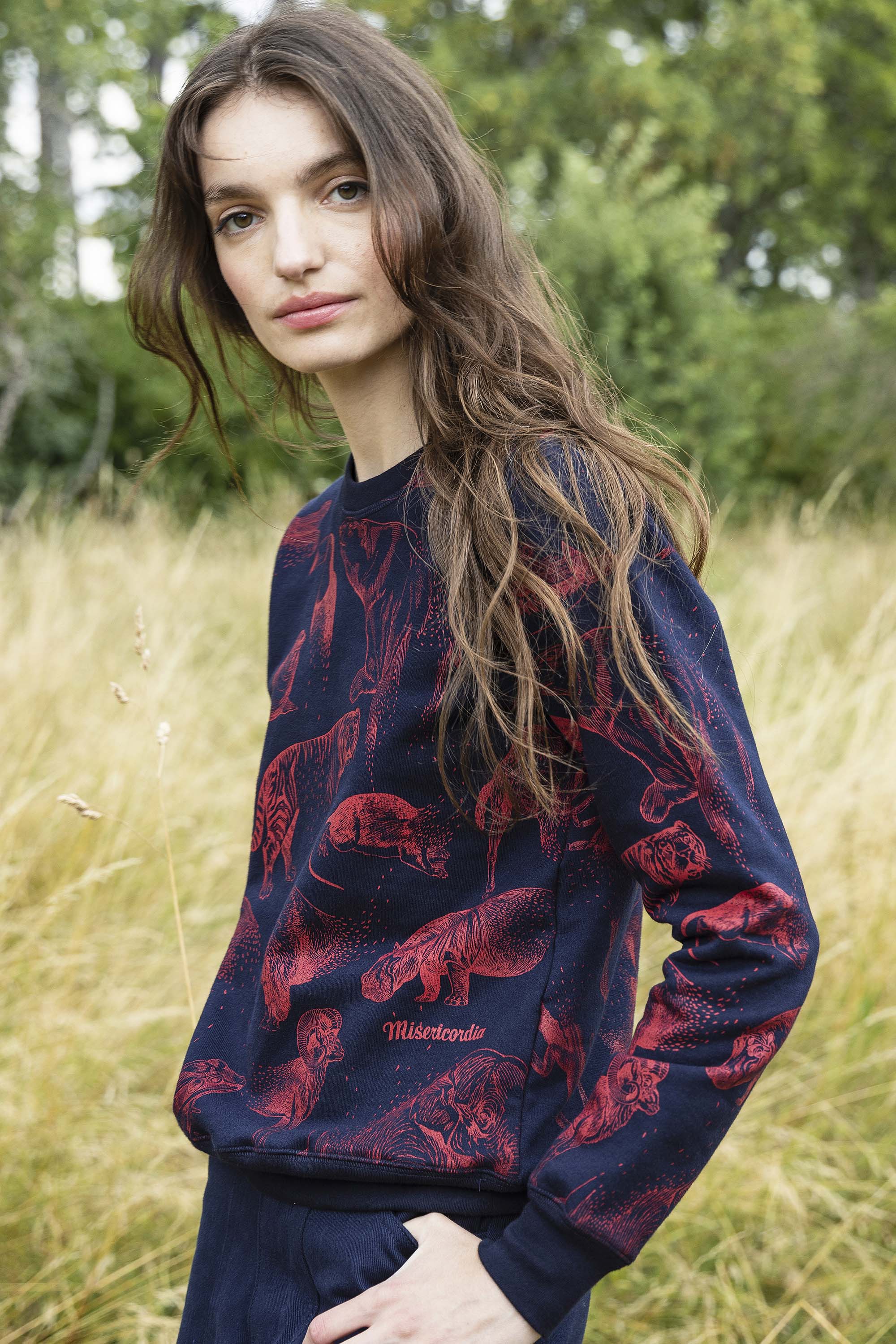 Sweatshirt Macarron Desaparicion Bleu Marine le sweatshirt femme Misericordia revendique une nouvelle identité tendance