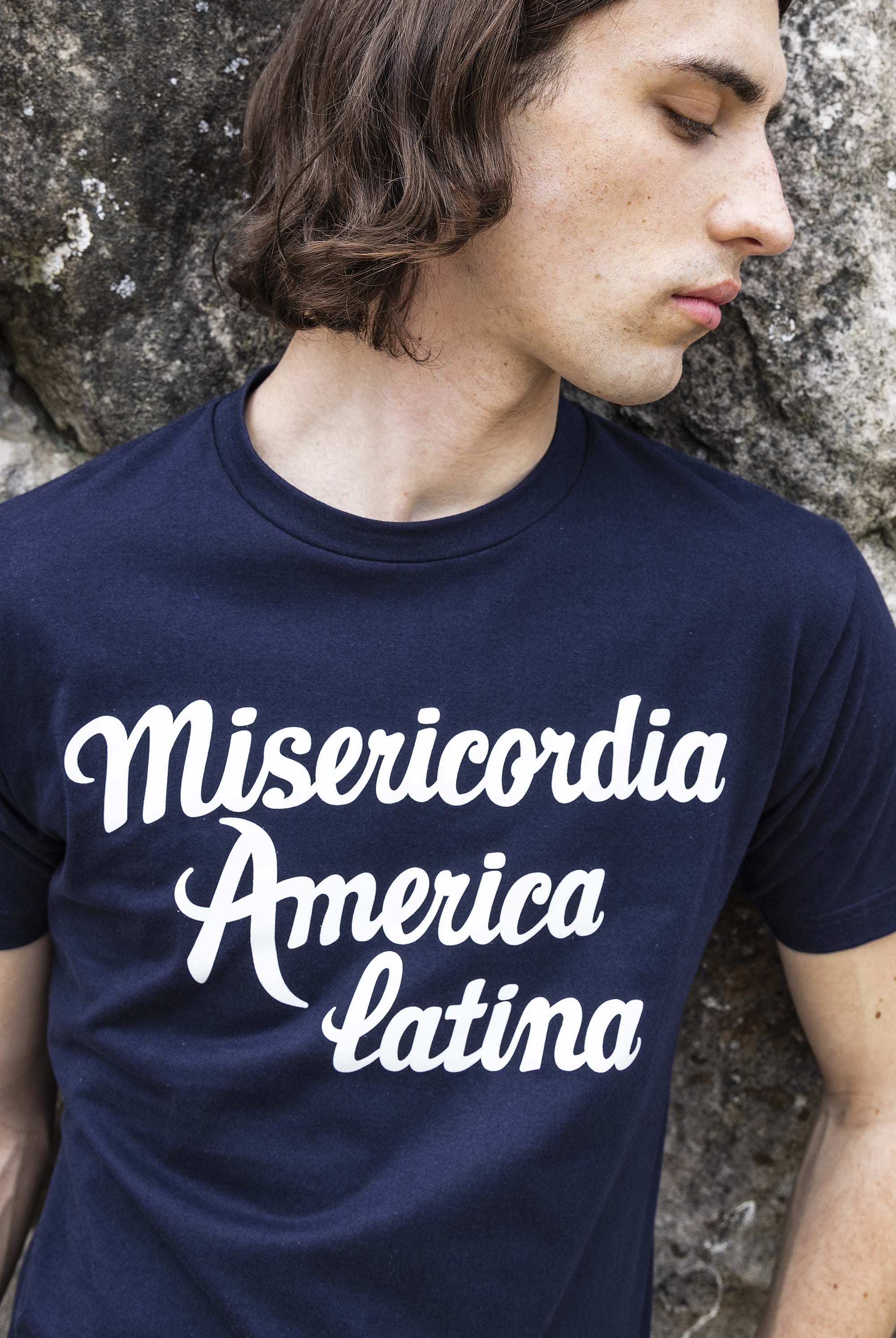 T-Shirt Mario Misericordia América Latina Bleu Marine jouer la carte de l'originalité avec les t-shirts à message Misericordia
