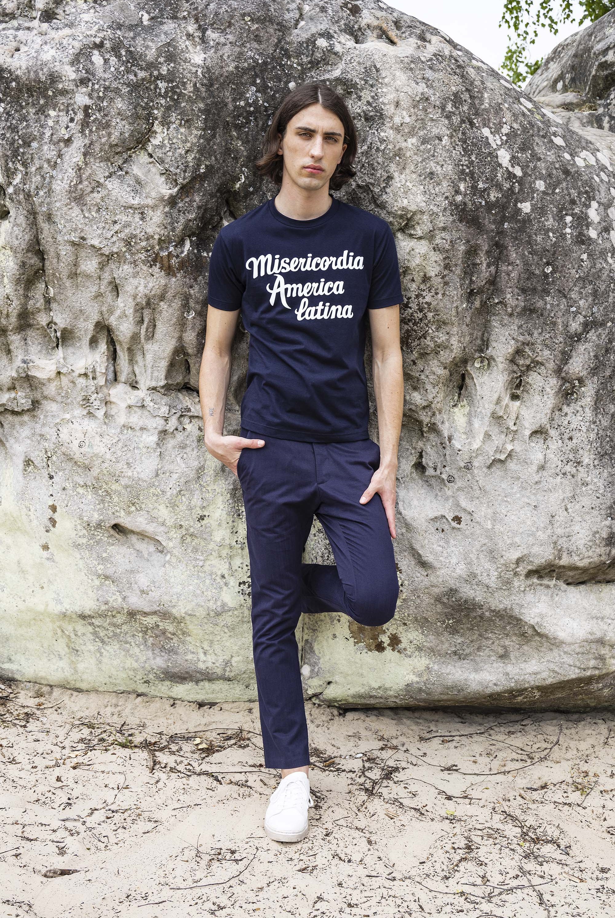 T-Shirt Mario Misericordia América Latina Bleu Marine ligne structurée, tendance sporty, miser sur le confort