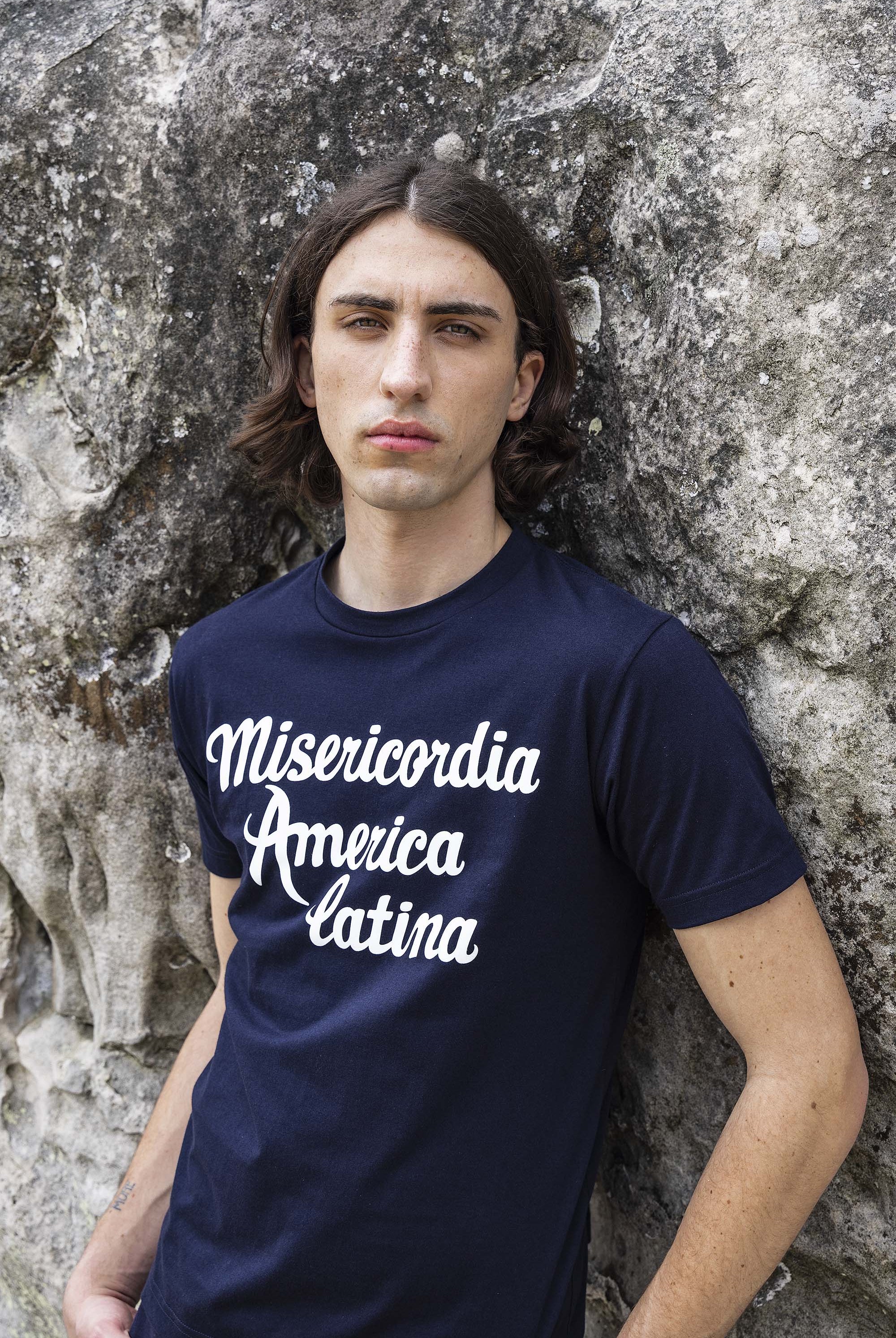 T-Shirt Mario Misericordia América Latina Bleu Marine jouer la carte de l'originalité avec les t-shirts à message Misericordia