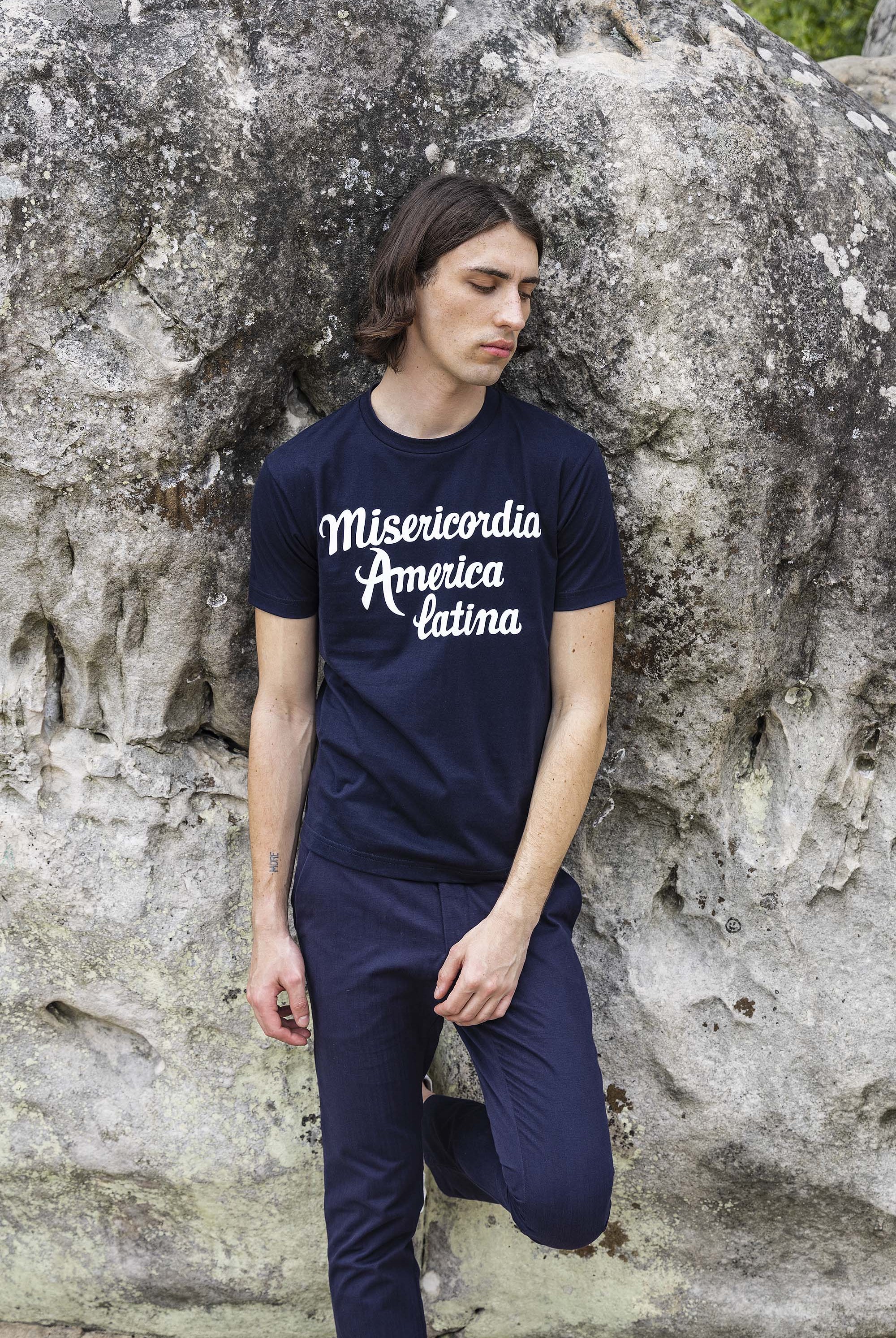 T-Shirt Mario Misericordia América Latina Bleu Marine modèles à logo et coupes actuelles, les t-shirts Misericordia pour homme à découvrir