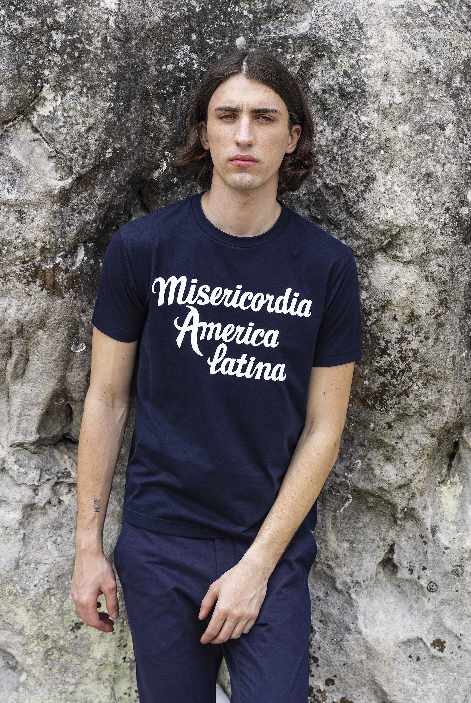T-Shirt Mario Misericordia América Latina Bleu Marine t-shirts pour homme simples, polyvalents pour toutes les occasions