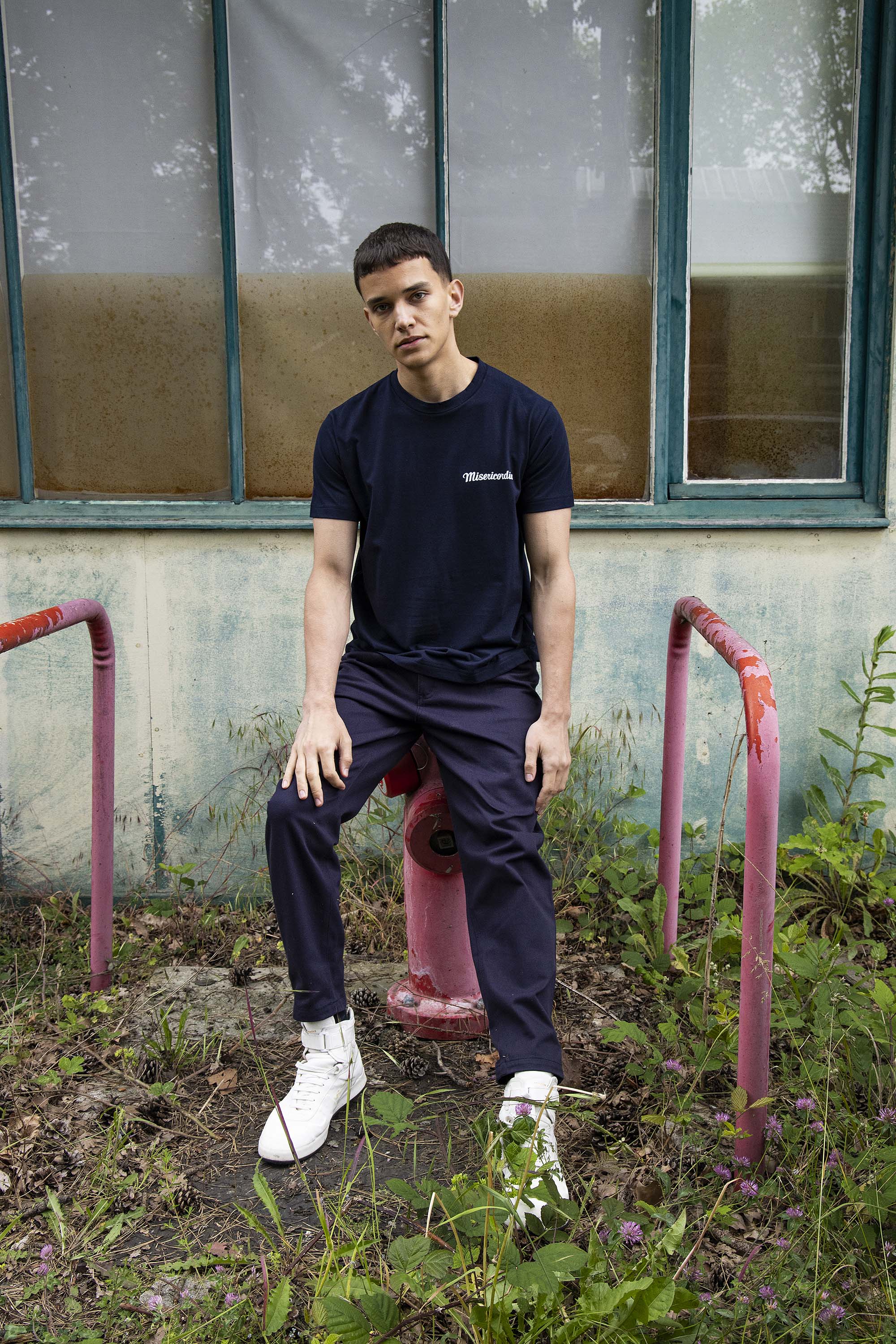 T-Shirt Mario Misericordia Pecho Bleu Marine ligne structurée, tendance sporty, miser sur le confort