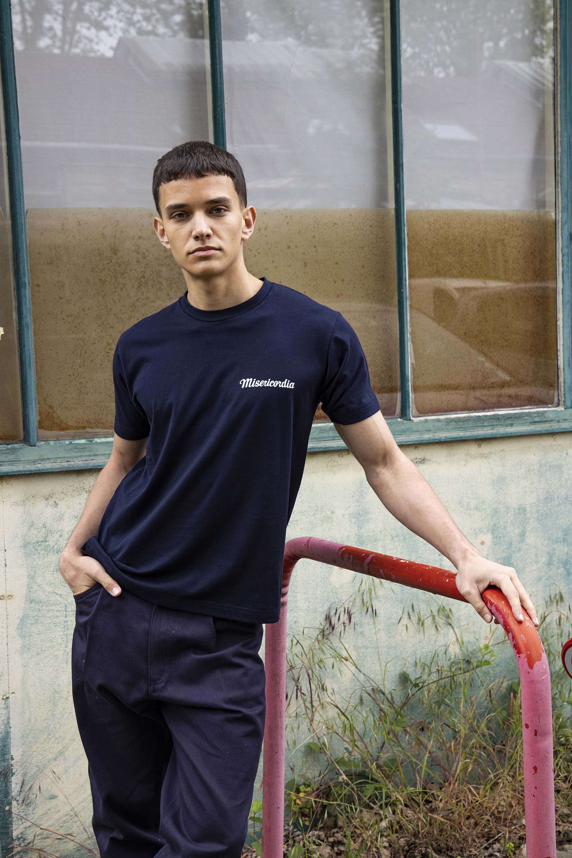 T-Shirt Mario Misericordia Pecho Bleu Marine jouer la carte de l'originalité avec les t-shirts à message Misericordia