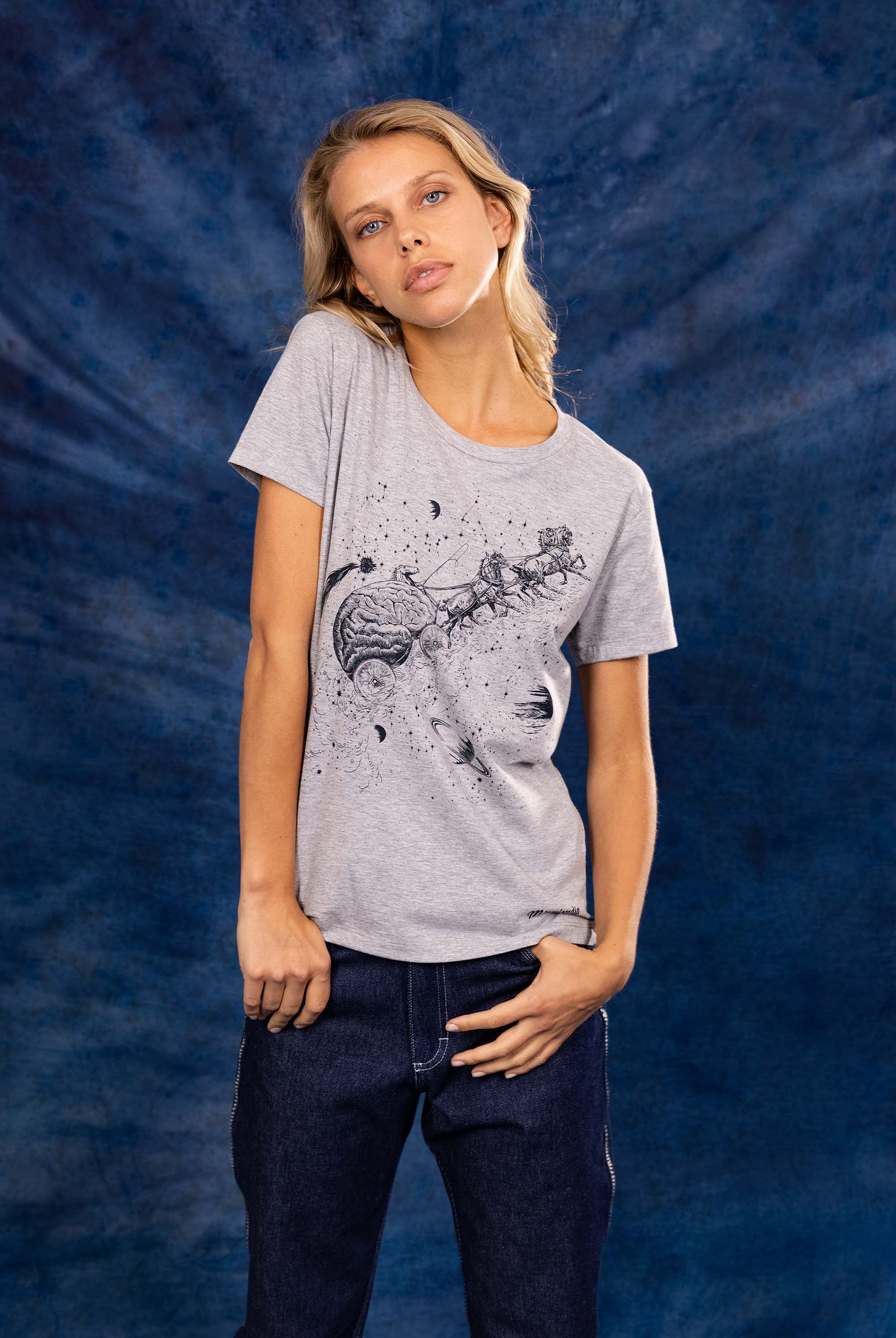 T-Shirt Medallon Constelacion Gris t-shirts à message, des gros logos et des couleurs vitaminées