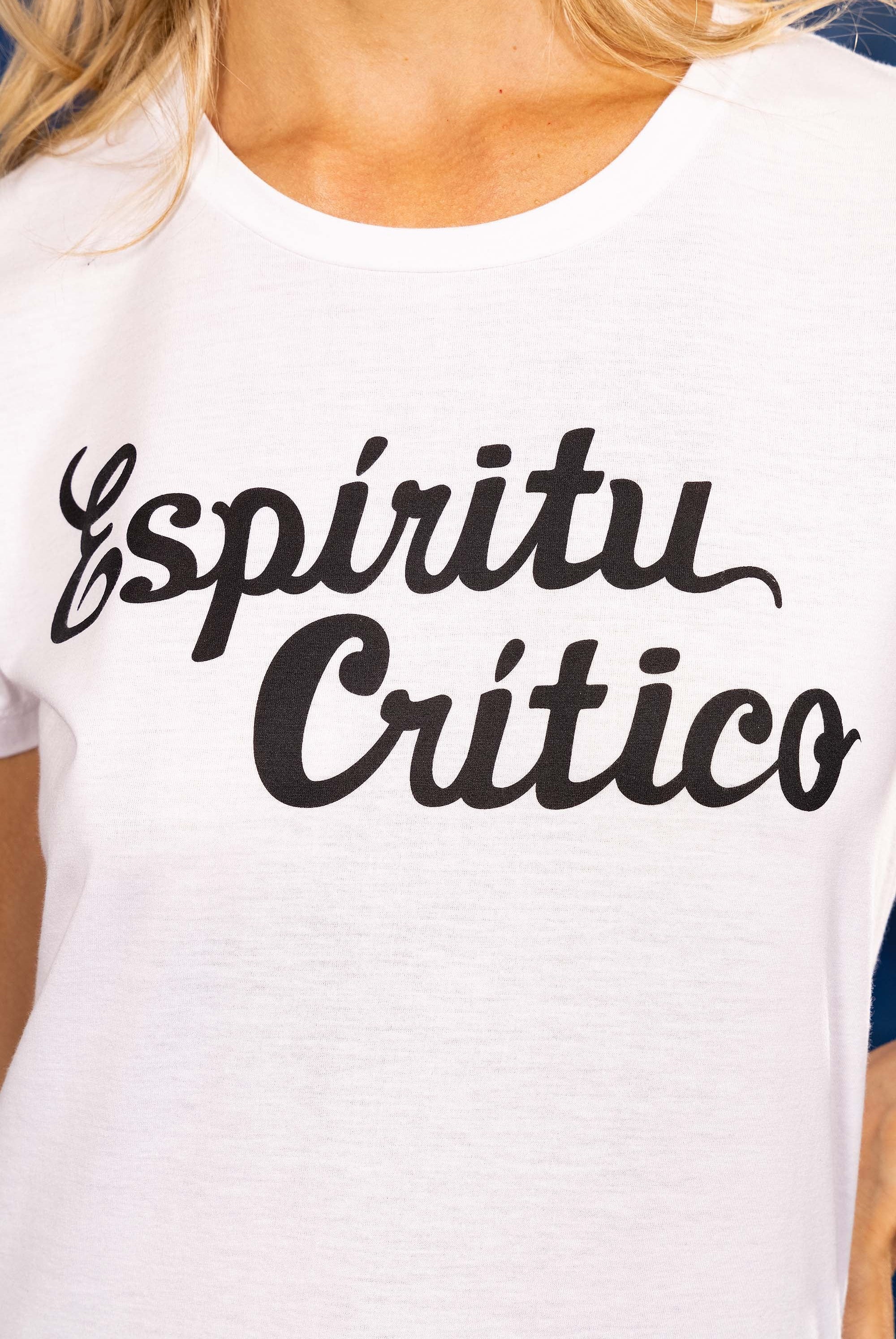 Tee-Shirt Medallon Espiritu Critico Blanc mode graphique, ligne féminine et légèrement rétro, motifs arty