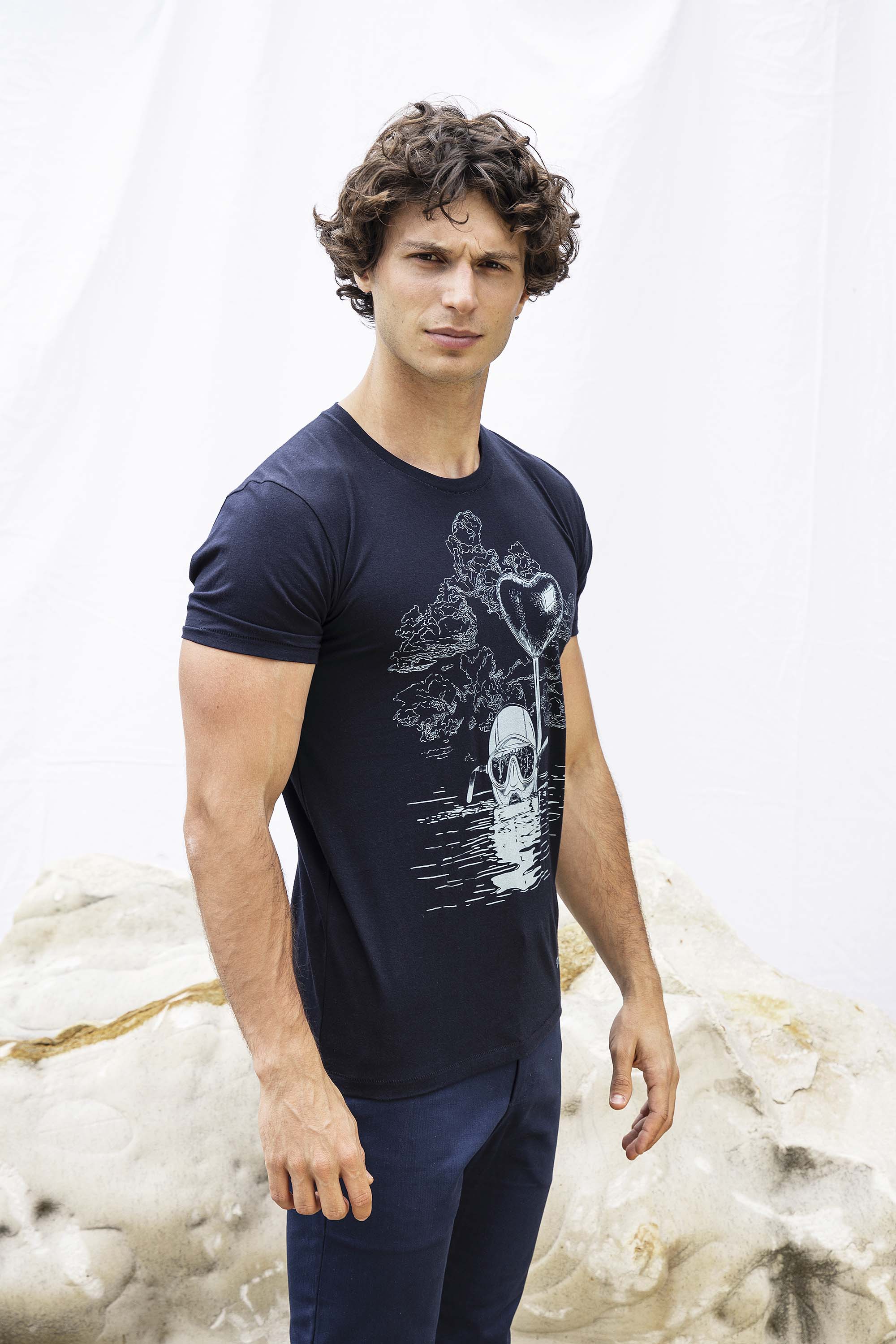 T-Shirt Querido Buceo Bleu Marine ligne structurée, tendance sporty, miser sur le confort